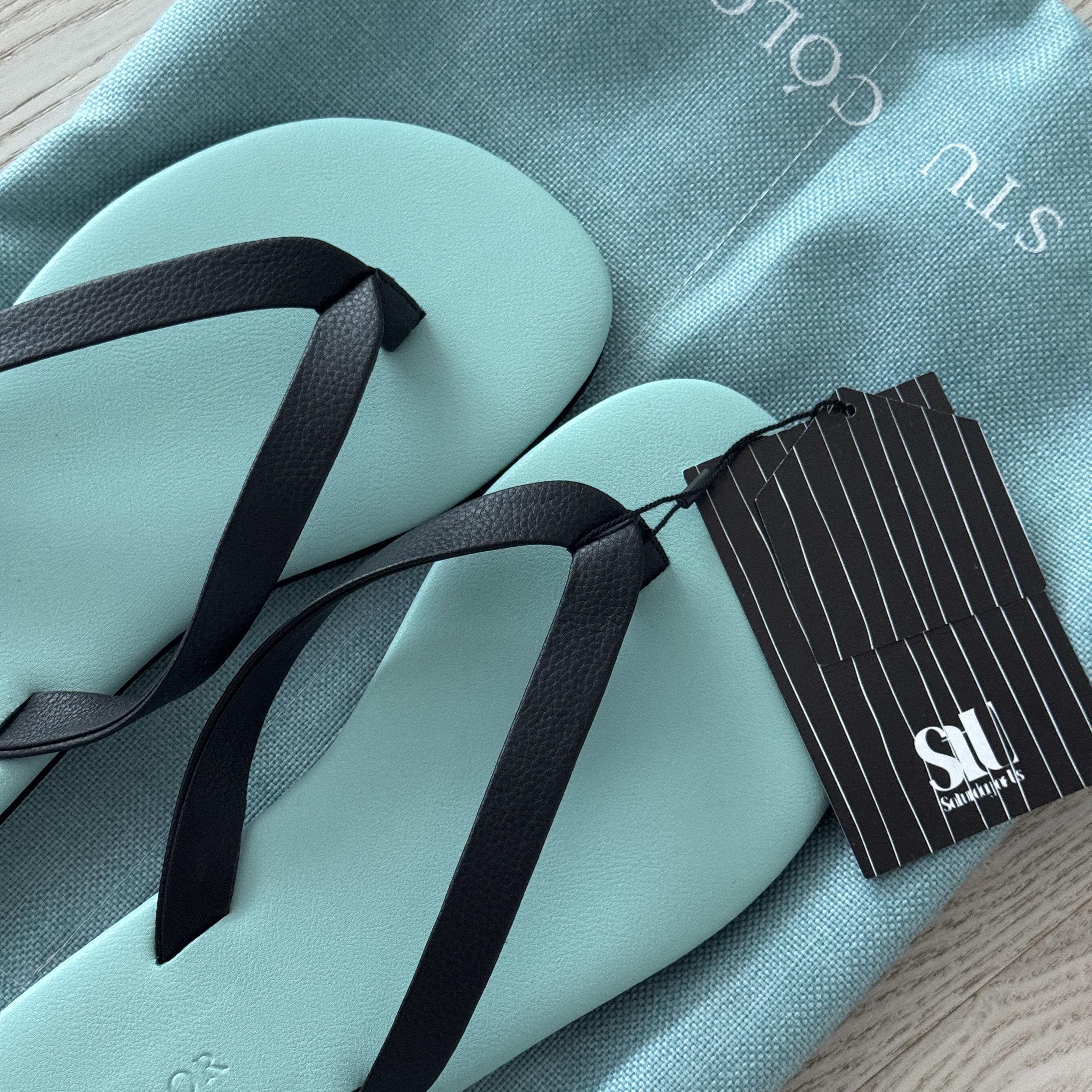 STU CÓLOR Flip Flop in mint 착용 스타일