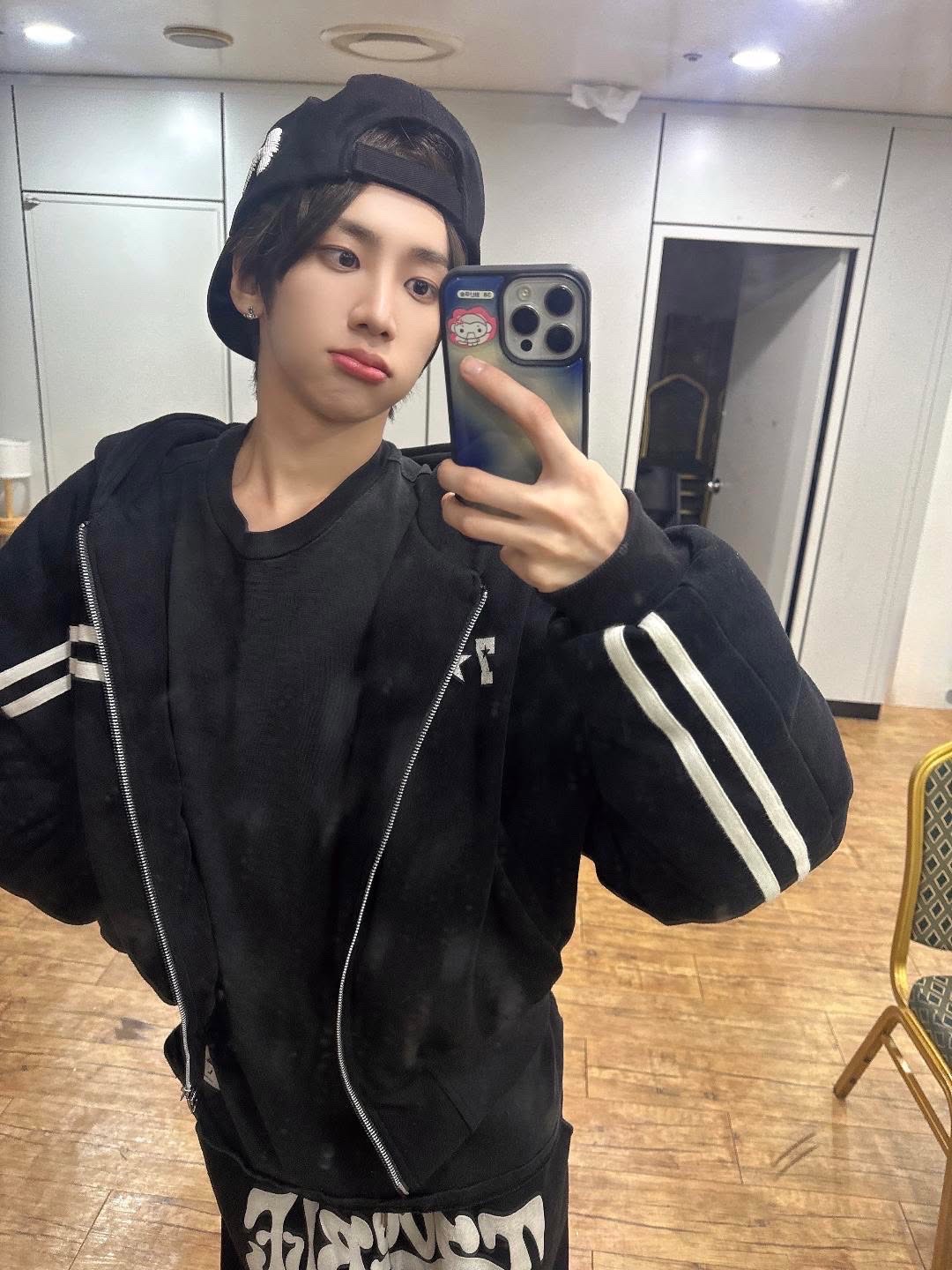 I FEEL LUCKY Paded Track Hood Zip Up Black 착용 스타일 - 2