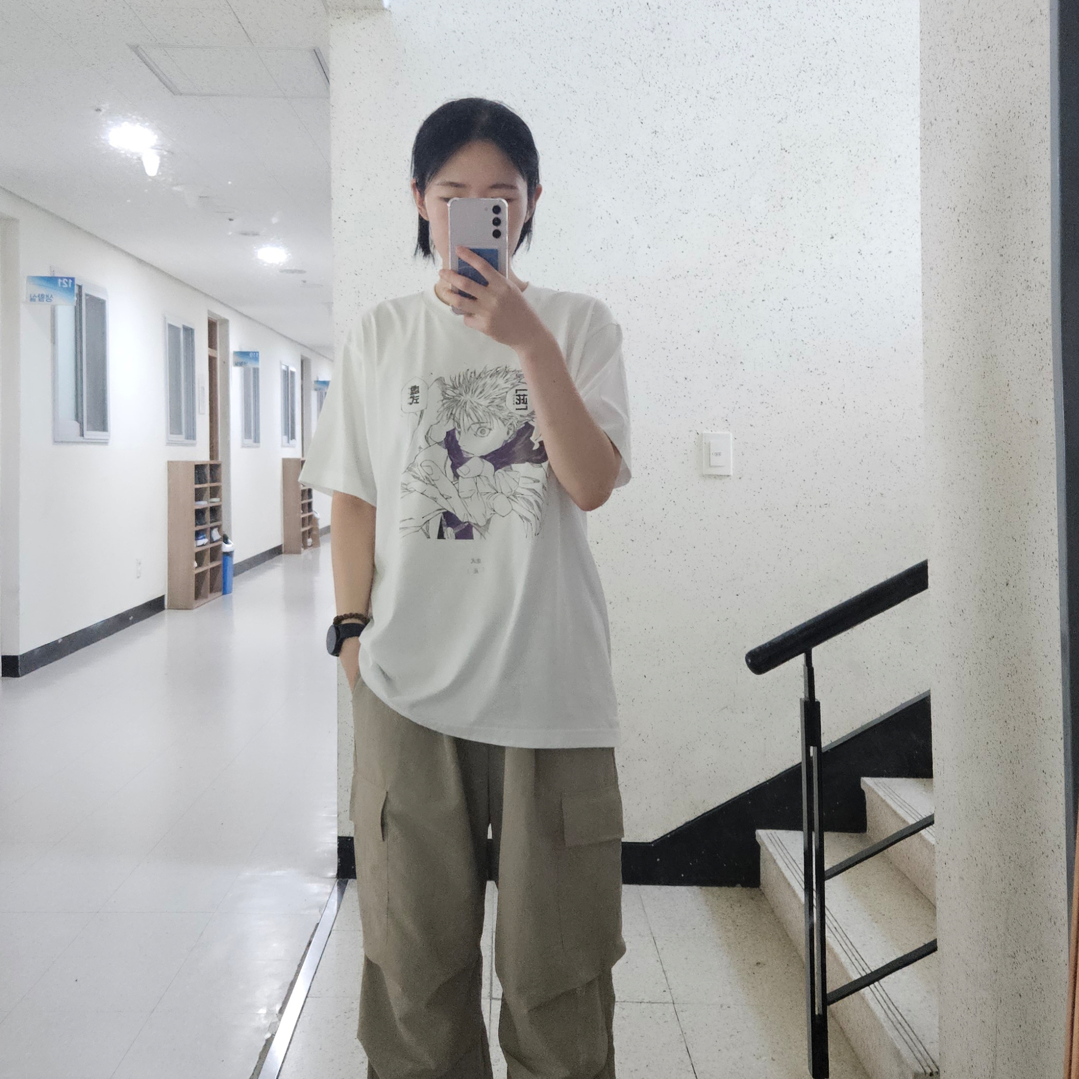 Uniqlo UT Shueisha 100th Anniversary Jujutsu Kaisen T-Shirt White 착용 스타일 - 2