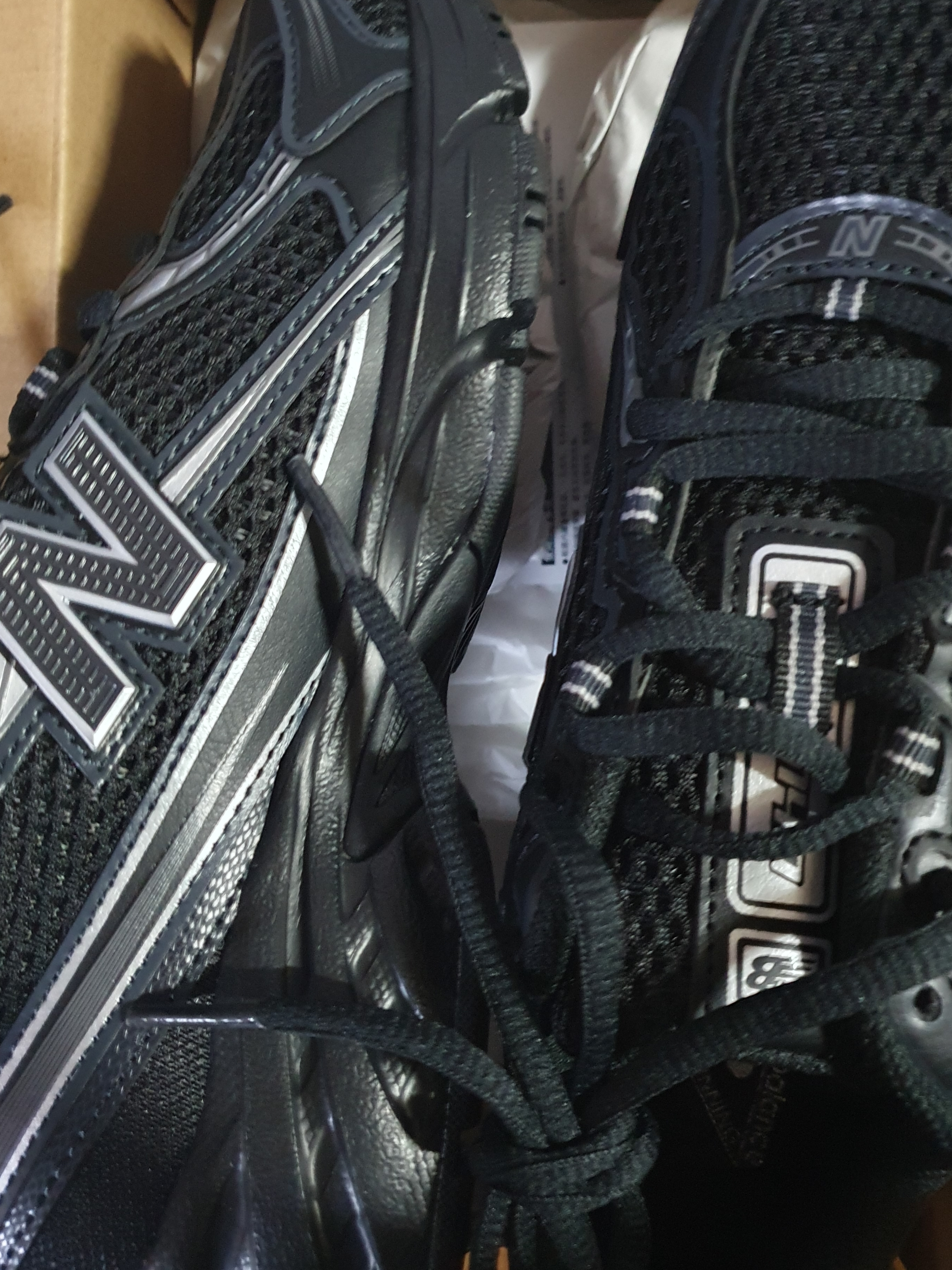 New Balance 740v2 Black Silver Metallic 착용 스타일