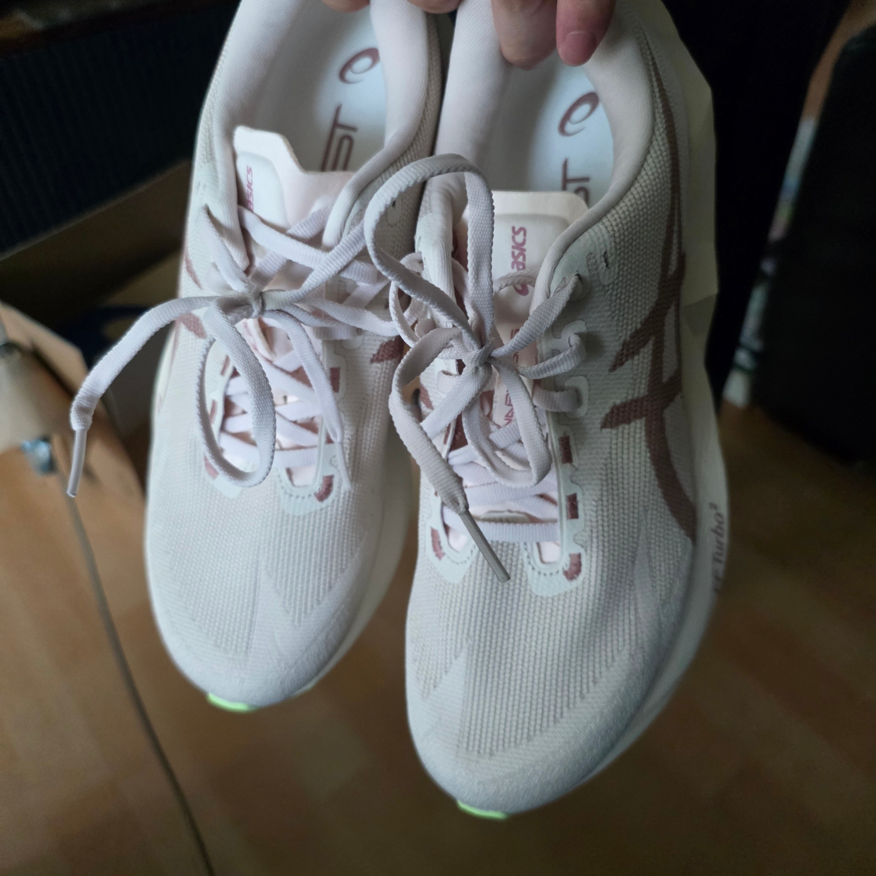 Asics Novablast 6 Rose Dust Illuminate Yellow 착용 스타일