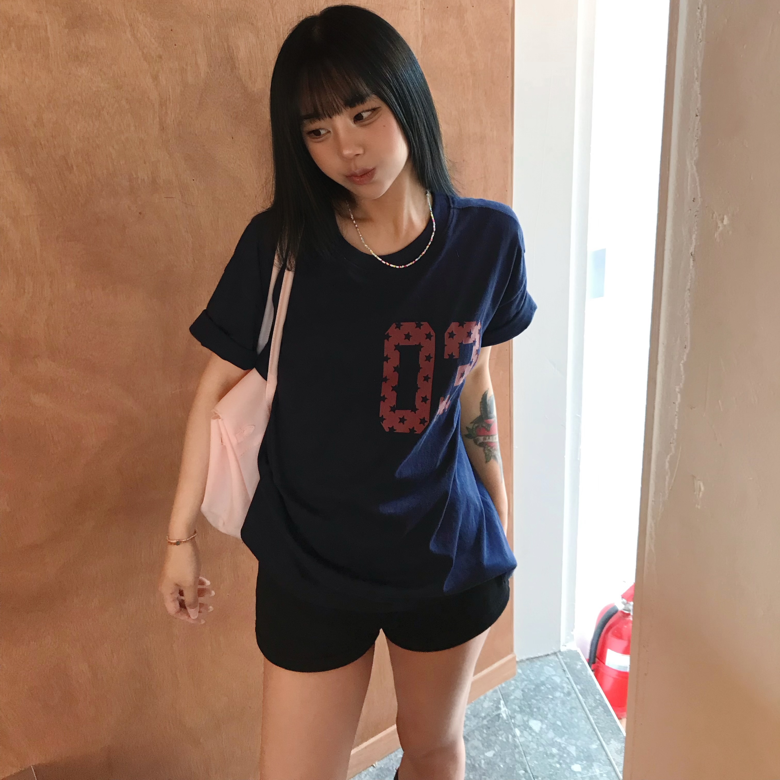 AMOU 03 Half T-Shirts Navy, AMOU 03 Half T-Shirts Black 착용 스타일 - 3