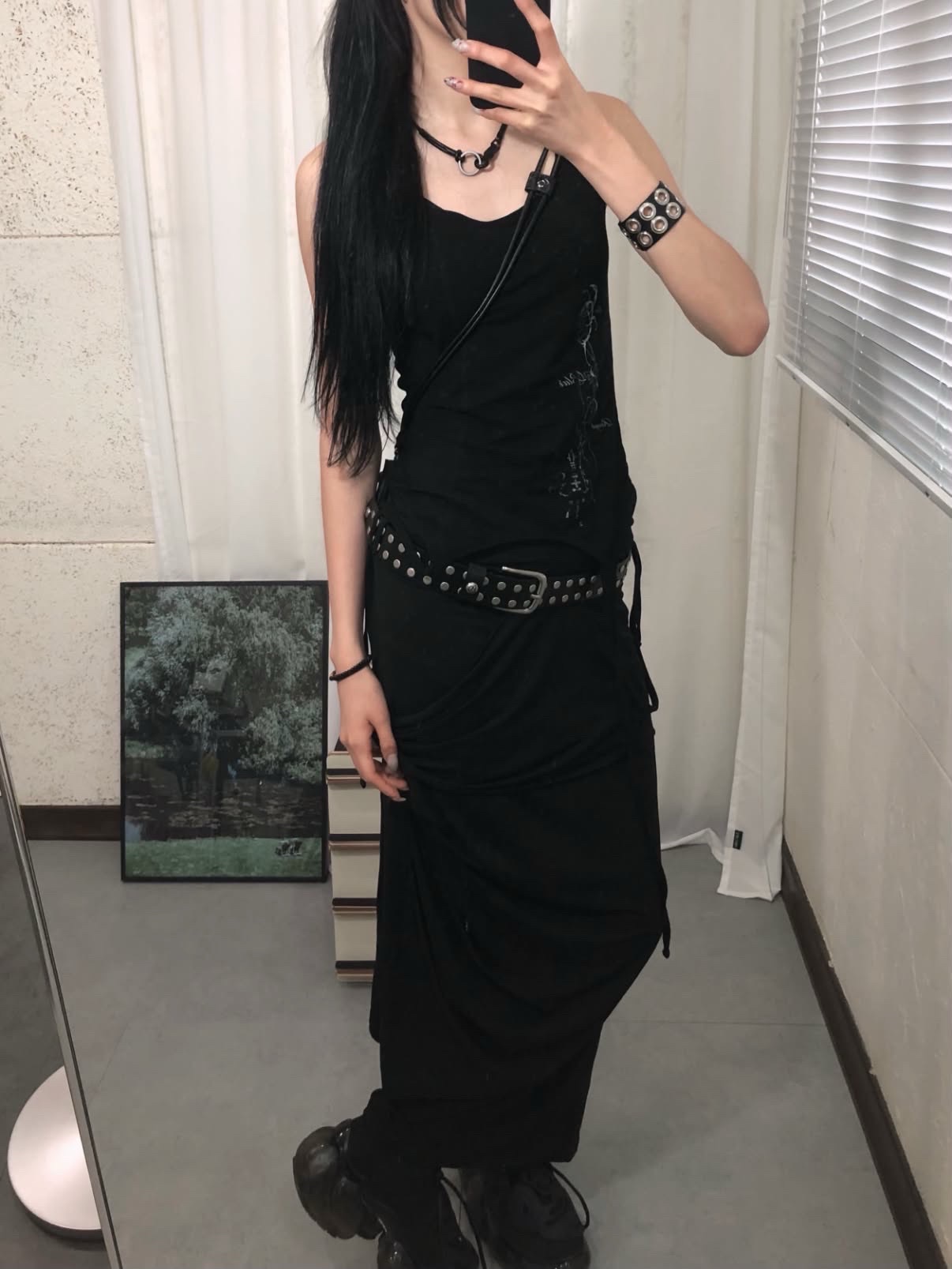 BLR Asymmetric Layered Maxi Skirt Black, BLR Tattooed Graphic Layered Sleeveless Tank Top Black 착용 스타일 - 3