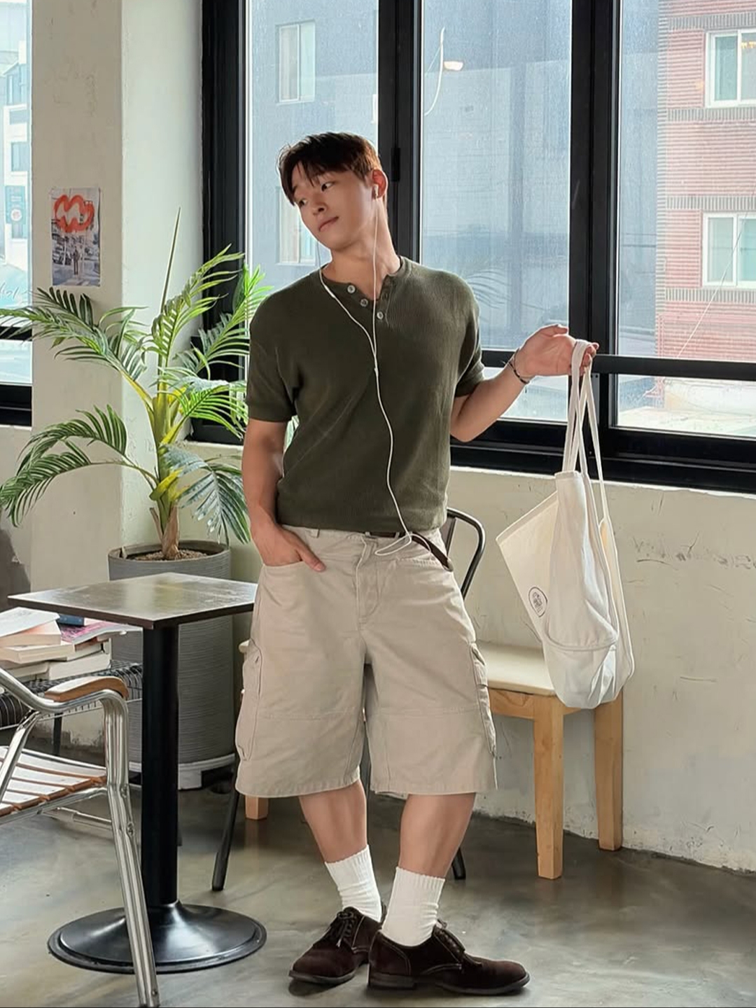 Knitted Coolever Henley Neck Half Sleeve Knit OLIVE, Knitted Coolever Henley Neck Half Sleeve Knit Brown 착용 스타일 - 1