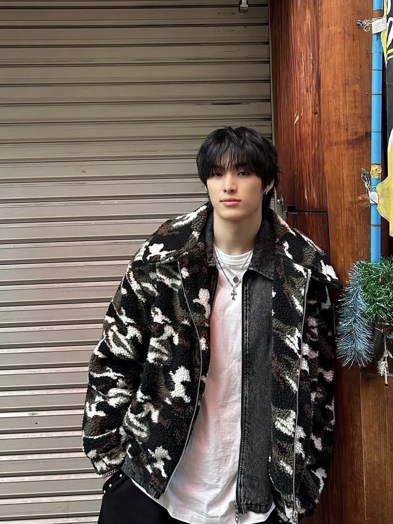 I FEEL LUCKY Fleece Bomber Jacket Camo 착용 스타일 - 3