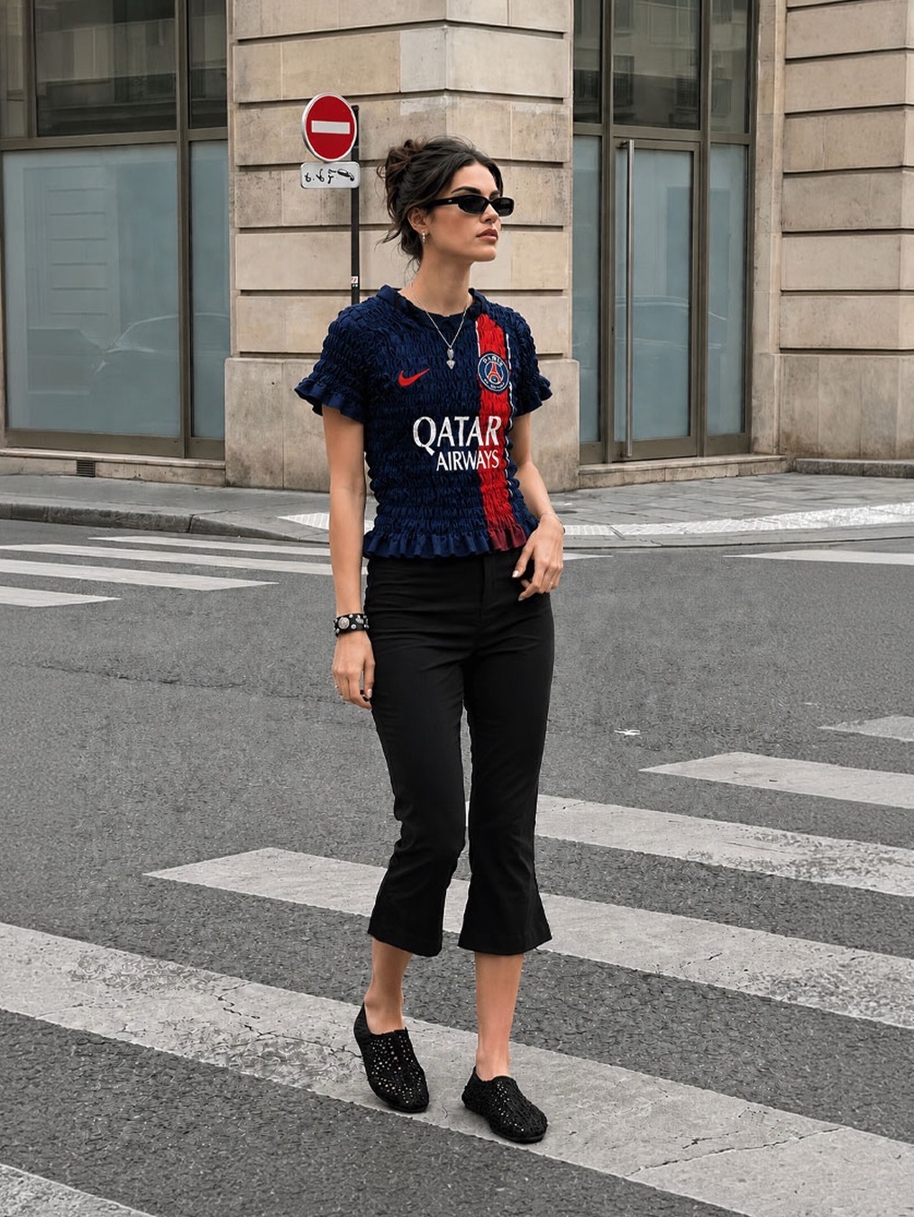 Conner Ives Women Reconstituted Shirred Football Jersey Multi - 26FW, Edward Cuming Women Knee Jerk Capri Black - 26SS 착용 스타일
