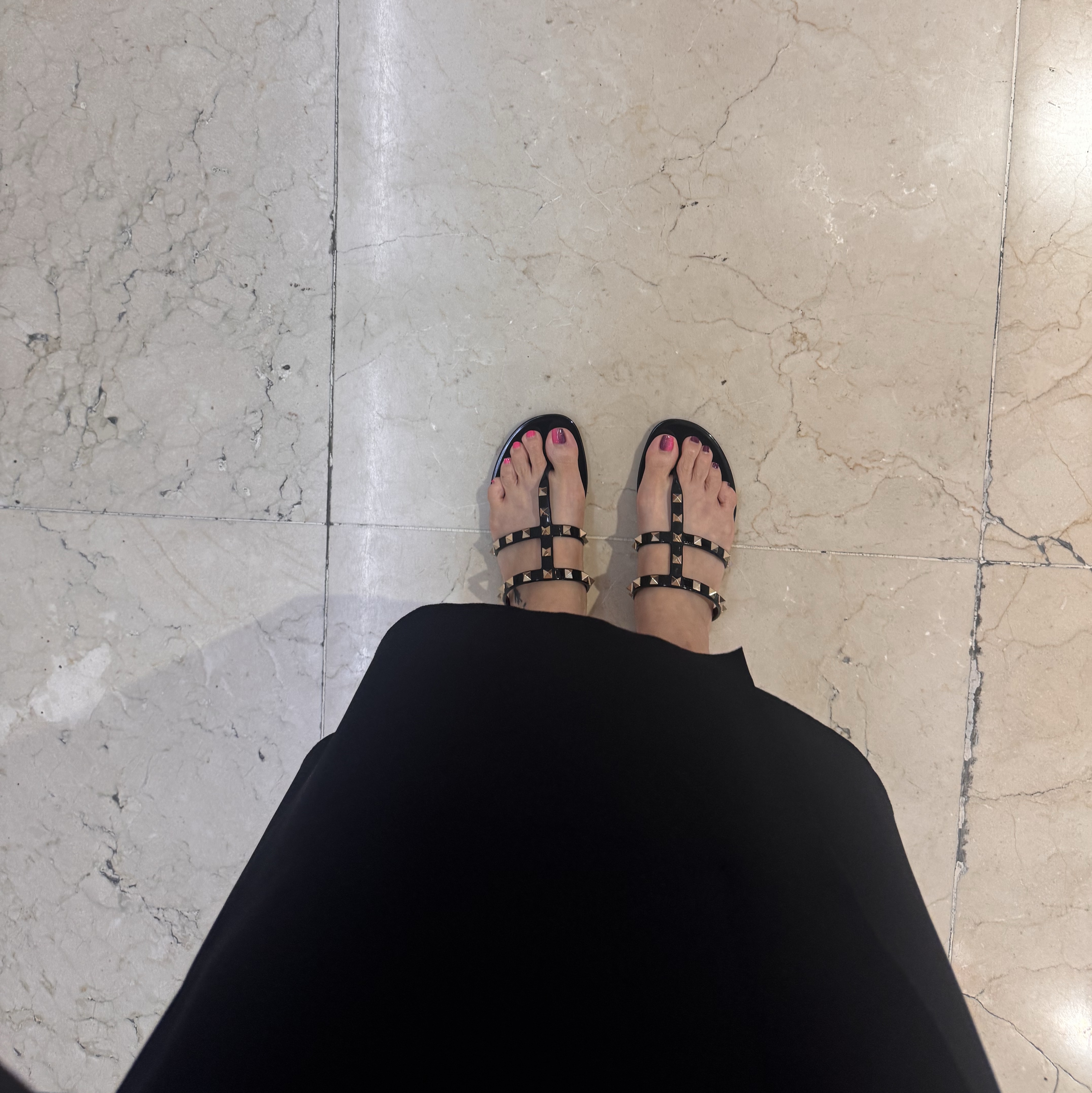 (W) Valentino Rockstud Flat Rubber Sandal Black 착용 스타일 - 1