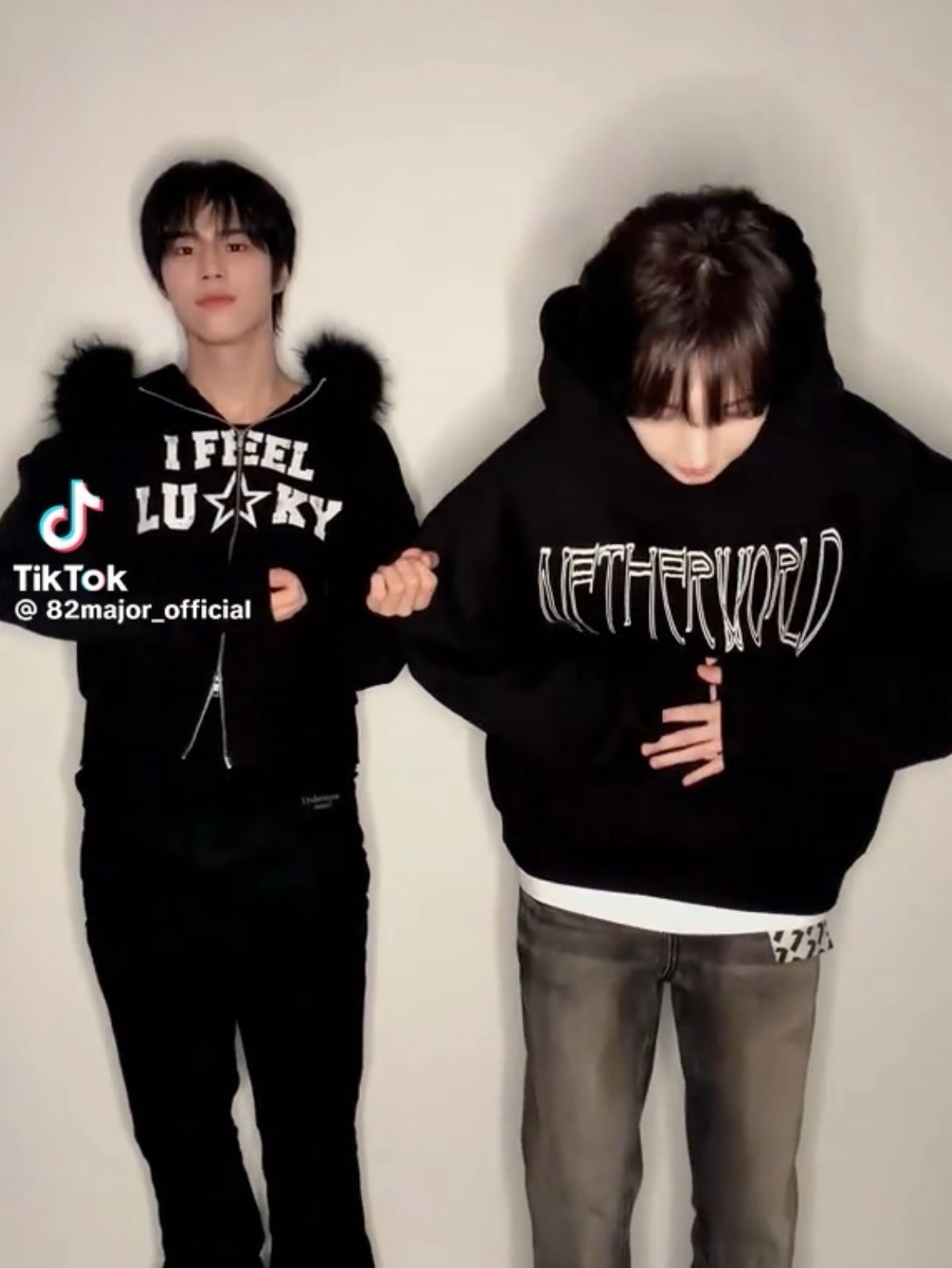 I FEEL LUCKY Lucky Fur Hood Zip-Up Black 착용 스타일 - 1