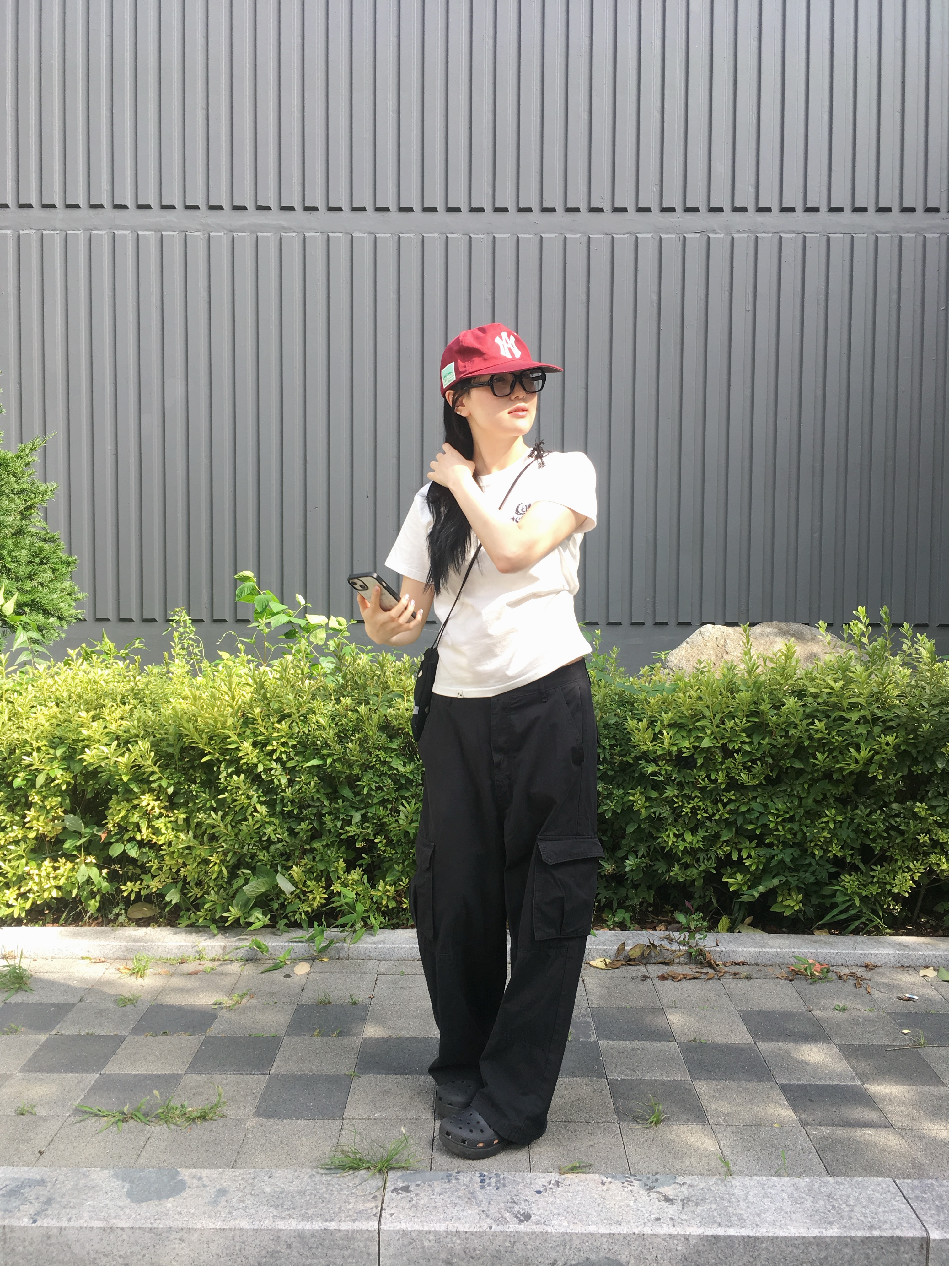 CAVISH W Star Seller Logo SS Tee White, (W) Crocs Classic Platform Clog Black 착용 스타일 - 2