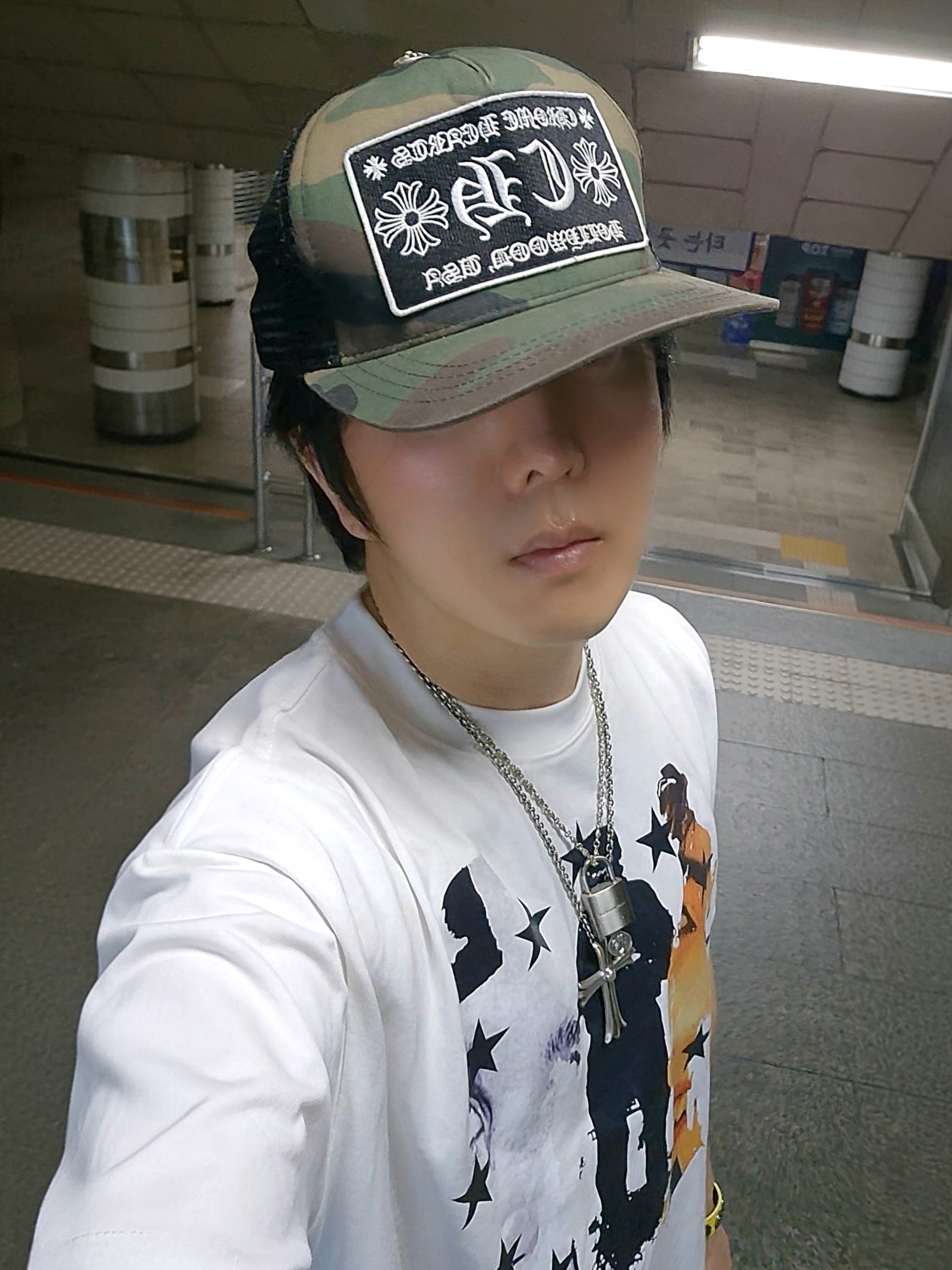 Chrome Hearts CH Hollywood Trucker Hat Camo Black, Undermycar Mu.47 Anti Fxxking Logo Play Big Cargo Camo Shorts Camo Mocha 착용 스타일 - 3