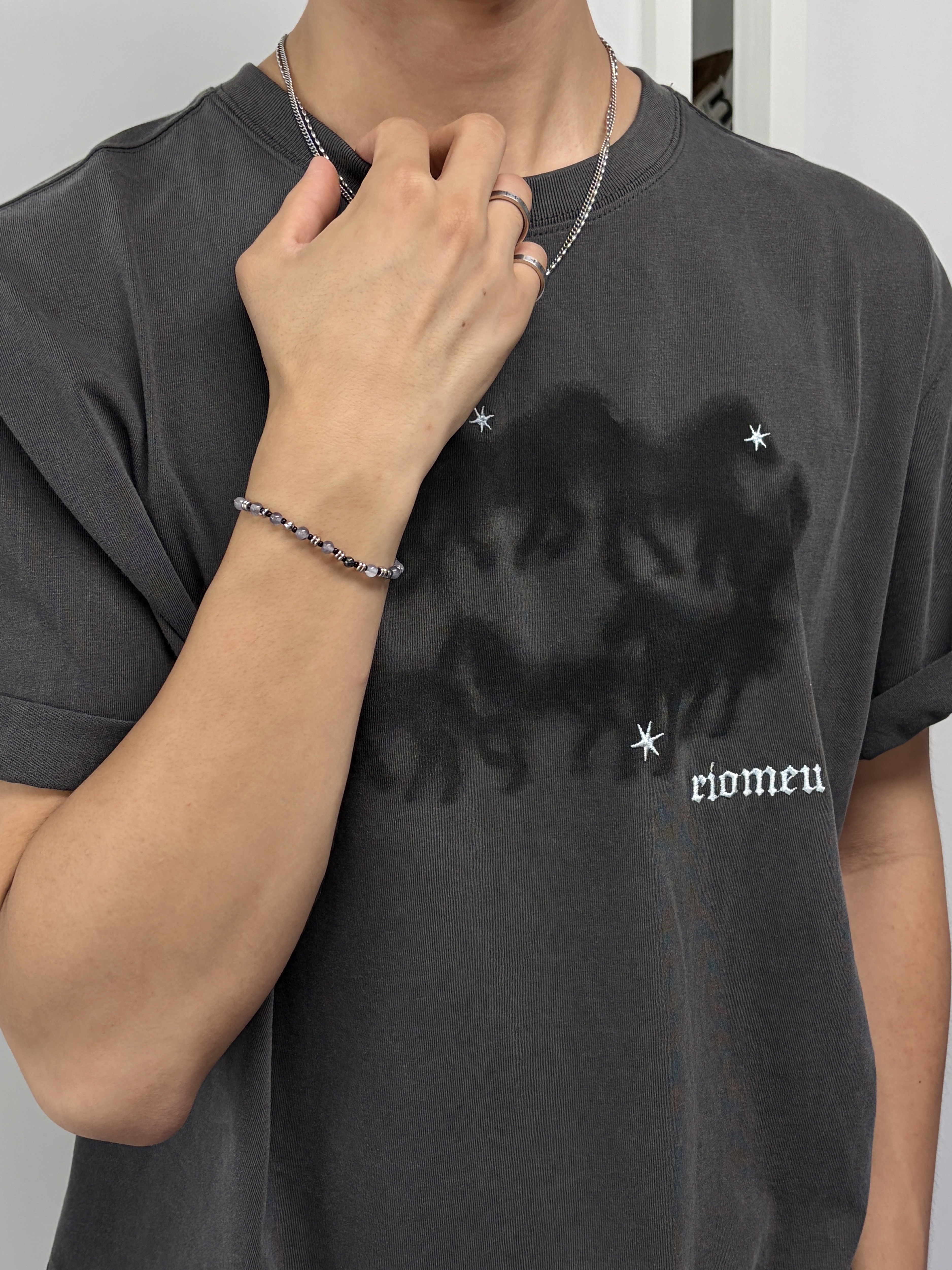 Riomeu Attra Silver Bracelet, Riomeu Oval Horse Short Sleeve T-shirt_Charcoal 착용 스타일 - 3