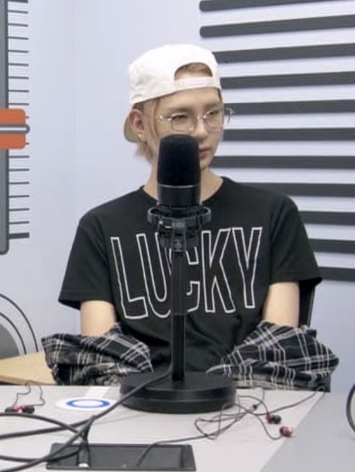 I FEEL LUCKY Lucky Waffle T-Shirt Black 착용 스타일