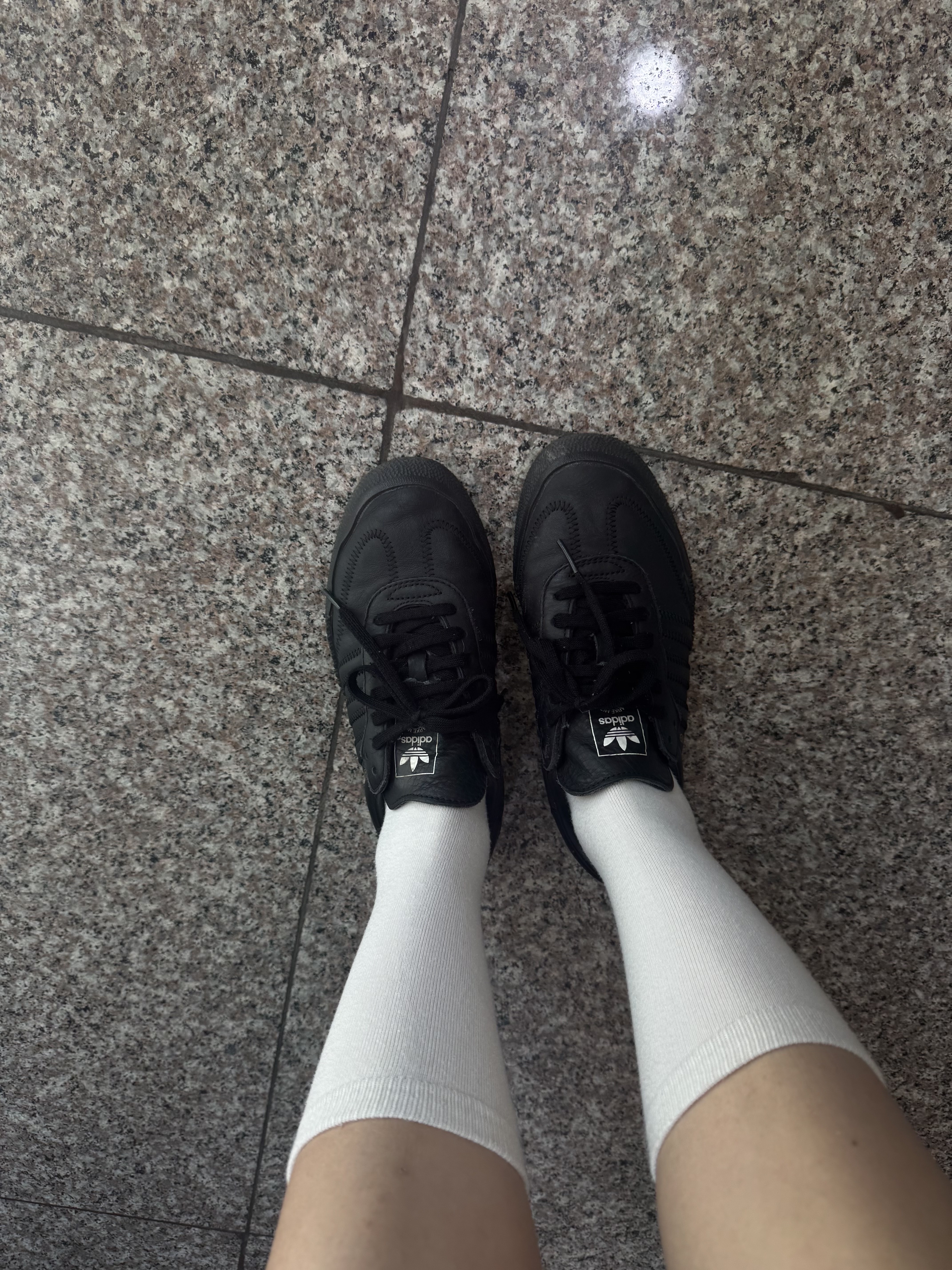 Play Comme des Garcons Black Heart T-Shirt White, Crocs Classic Crocs Sandal Black 착용 스타일 - 4