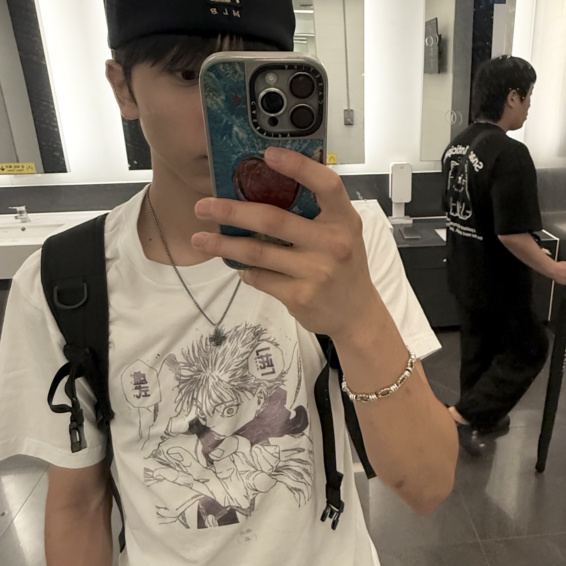 Uniqlo UT Shueisha 100th Anniversary Jujutsu Kaisen T-Shirt White, New Era MLB New York Yankees 9Forty E-Frame Cap Metallic Black 착용 스타일