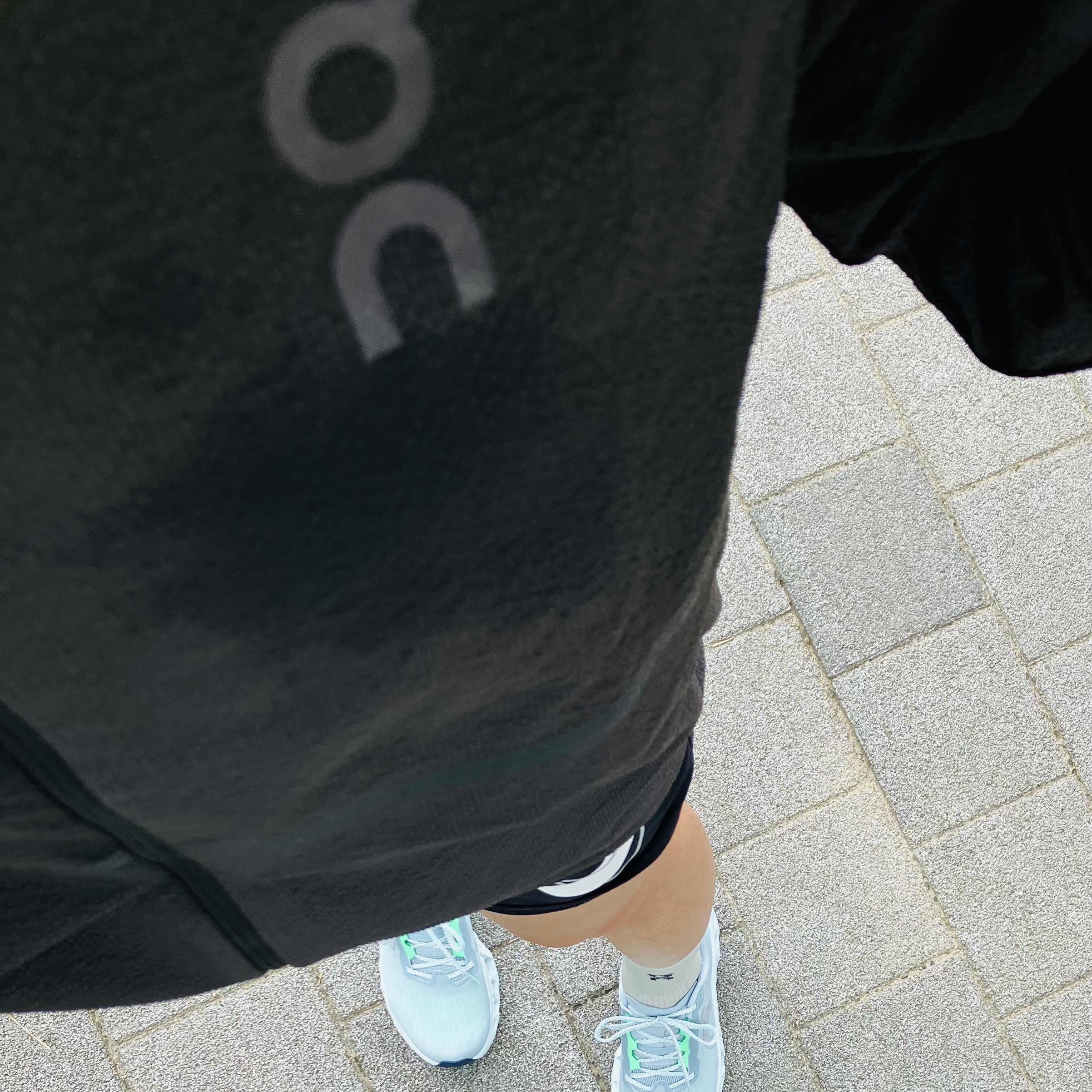 On Running Cloudmonster 3 Brook Flurry, On Running Performance Volt Jacket Espresso 착용 스타일 - 2