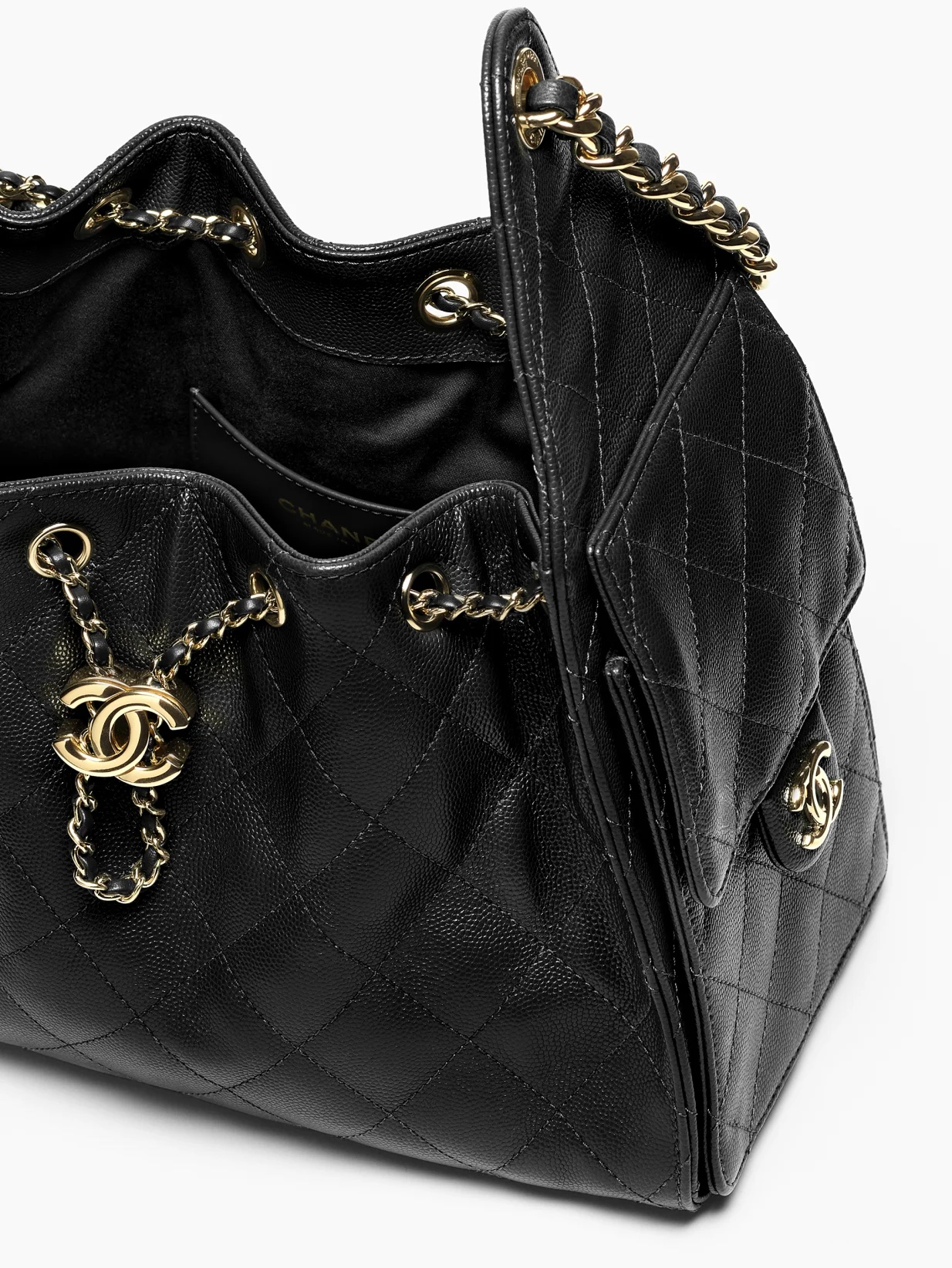 Chanel 25 Small Bag Grained Calfskin & Gold Black 착용 스타일 - 2