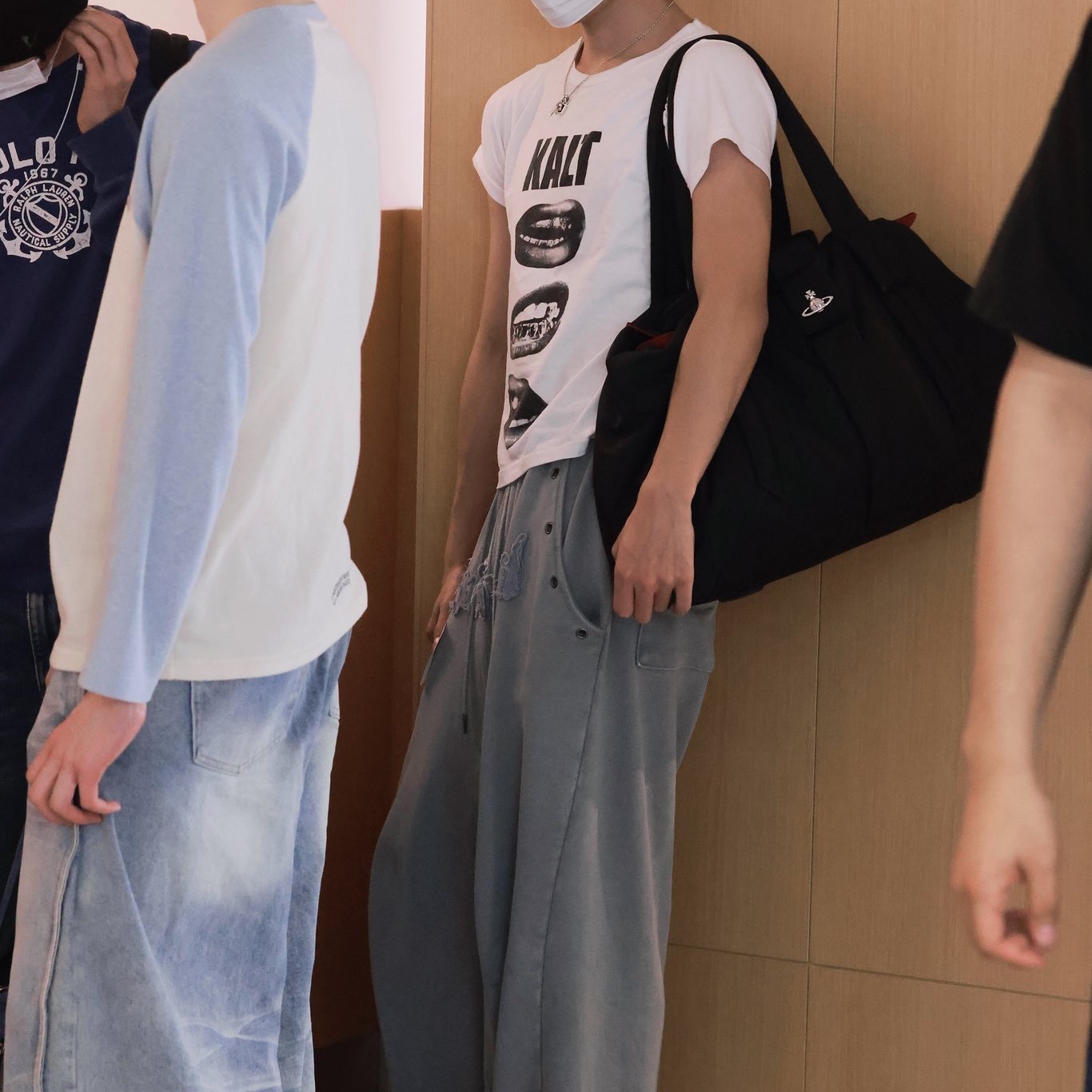 AMOU Kalt Lips Half T-Shirts White 착용 스타일 - 1