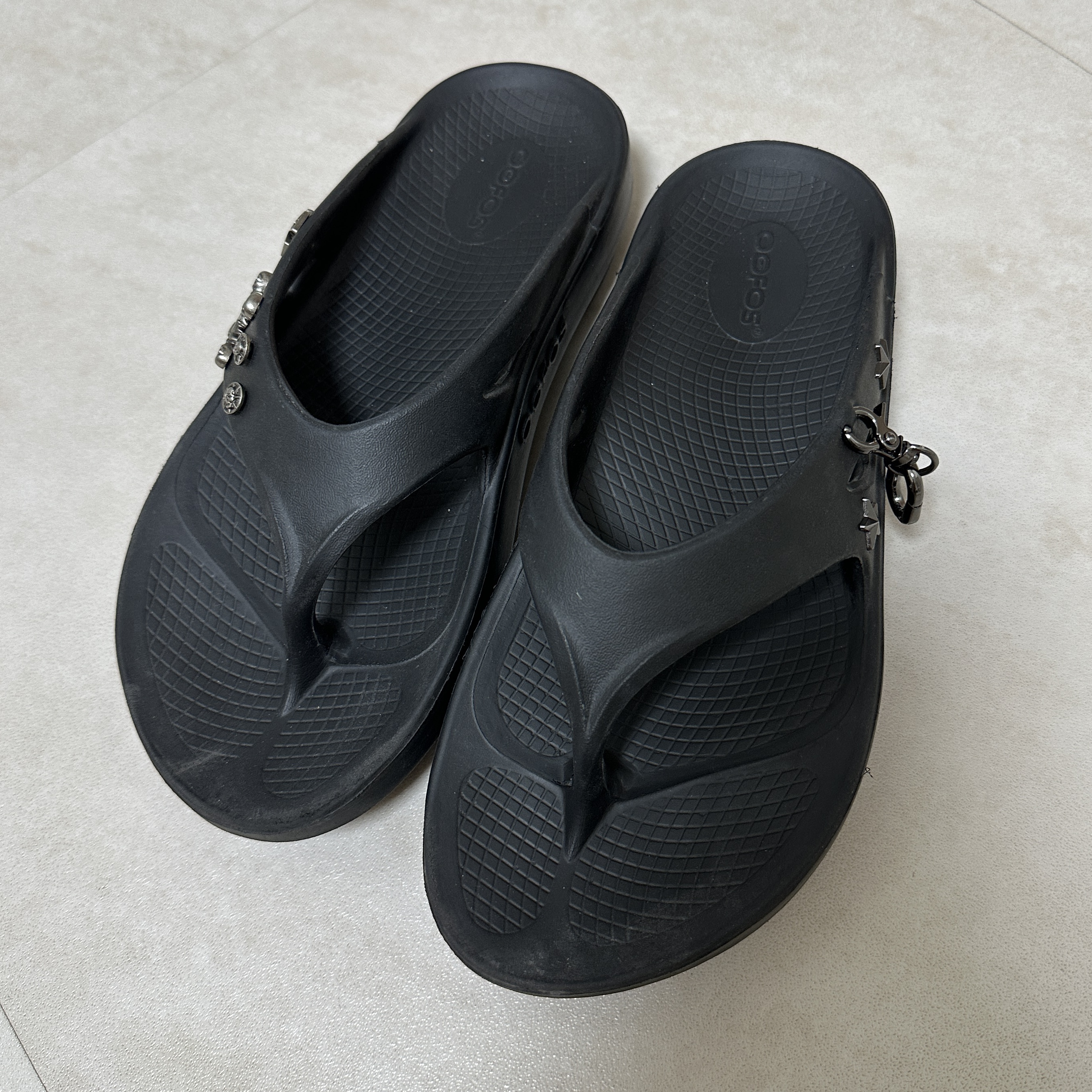 Oofos OOriginal Black 착용 스타일 - 3