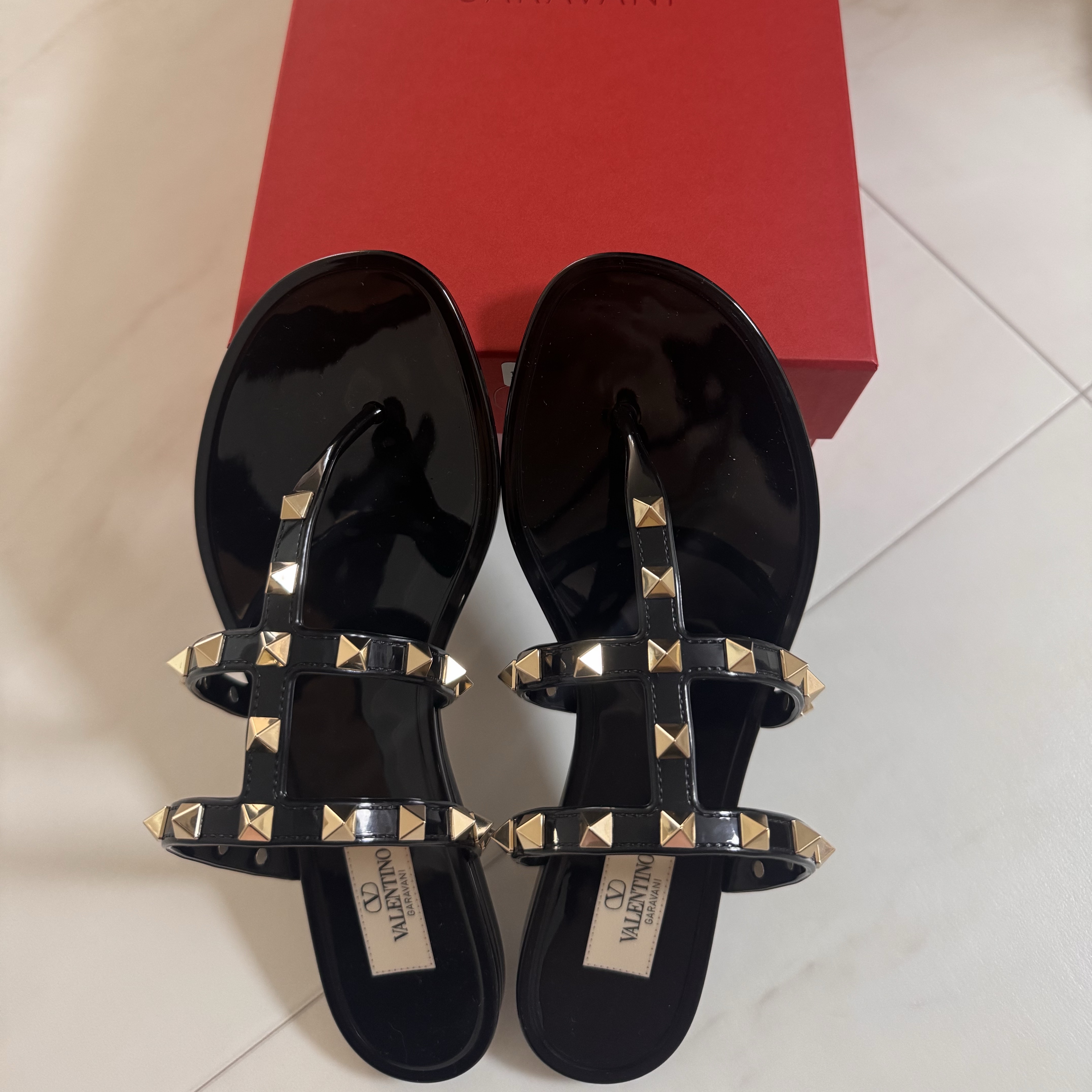 (W) Valentino Rockstud Flat Rubber Sandal Black 착용 스타일 - 2