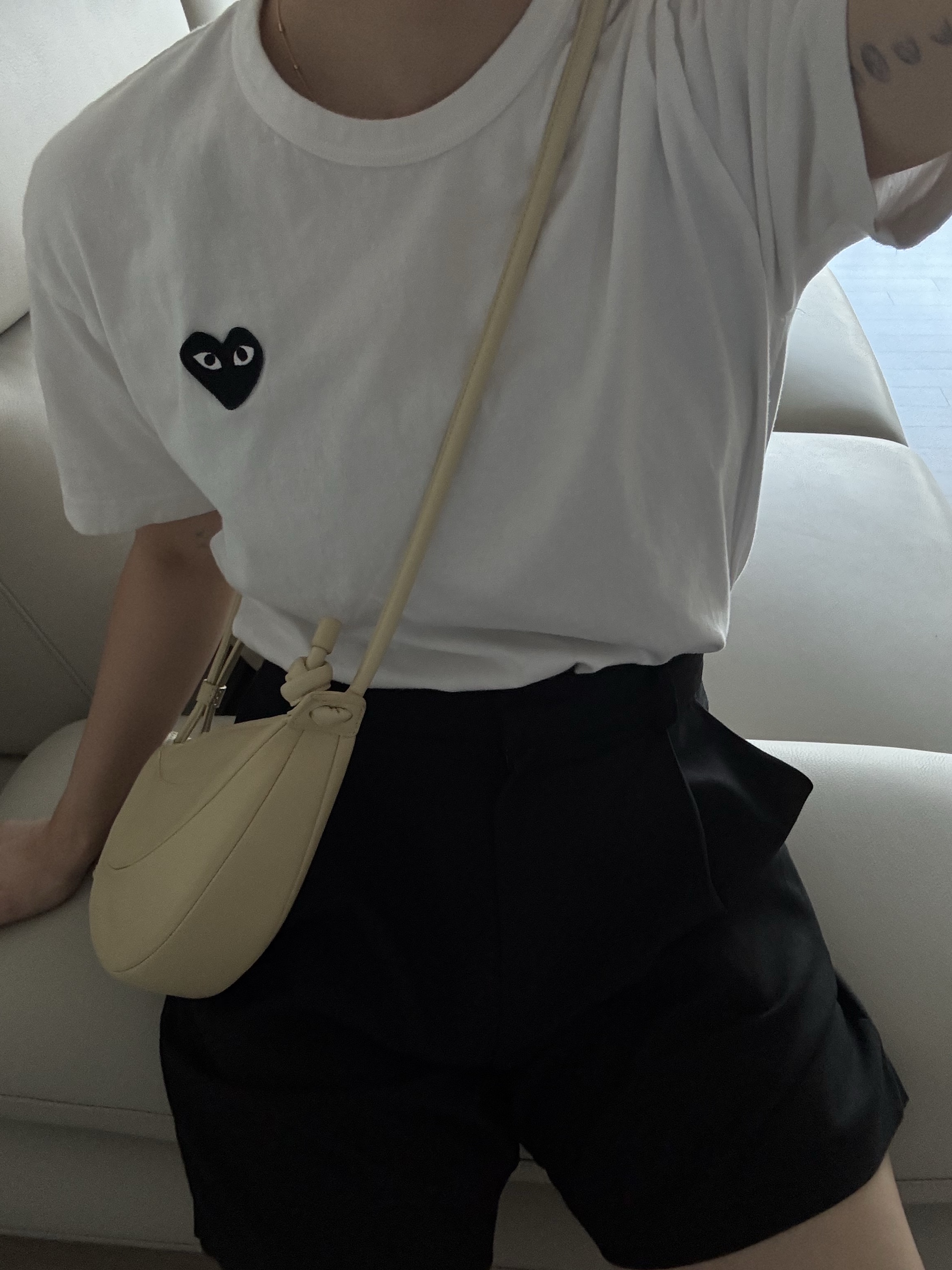 Play Comme des Garcons Black Heart T-Shirt White, Crocs Classic Crocs Sandal Black 착용 스타일 - 3