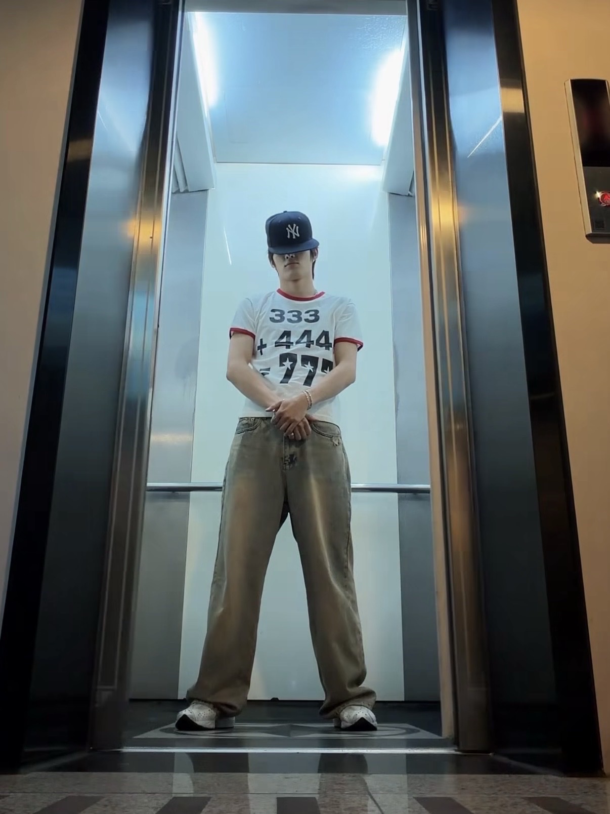 I FEEL LUCKY Education T-Shirt White 착용 스타일 - 1