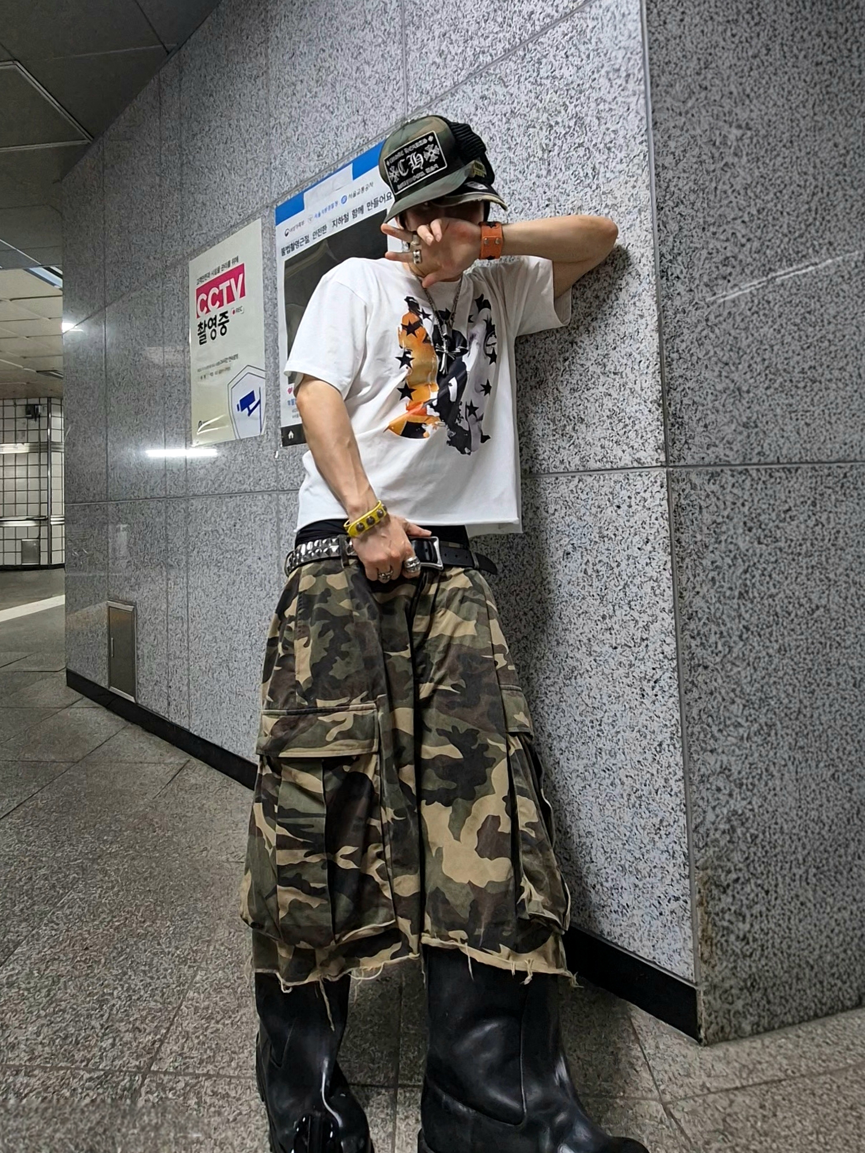Chrome Hearts CH Hollywood Trucker Hat Camo Black, Undermycar Mu.47 Anti Fxxking Logo Play Big Cargo Camo Shorts Camo Mocha 착용 스타일 - 1
