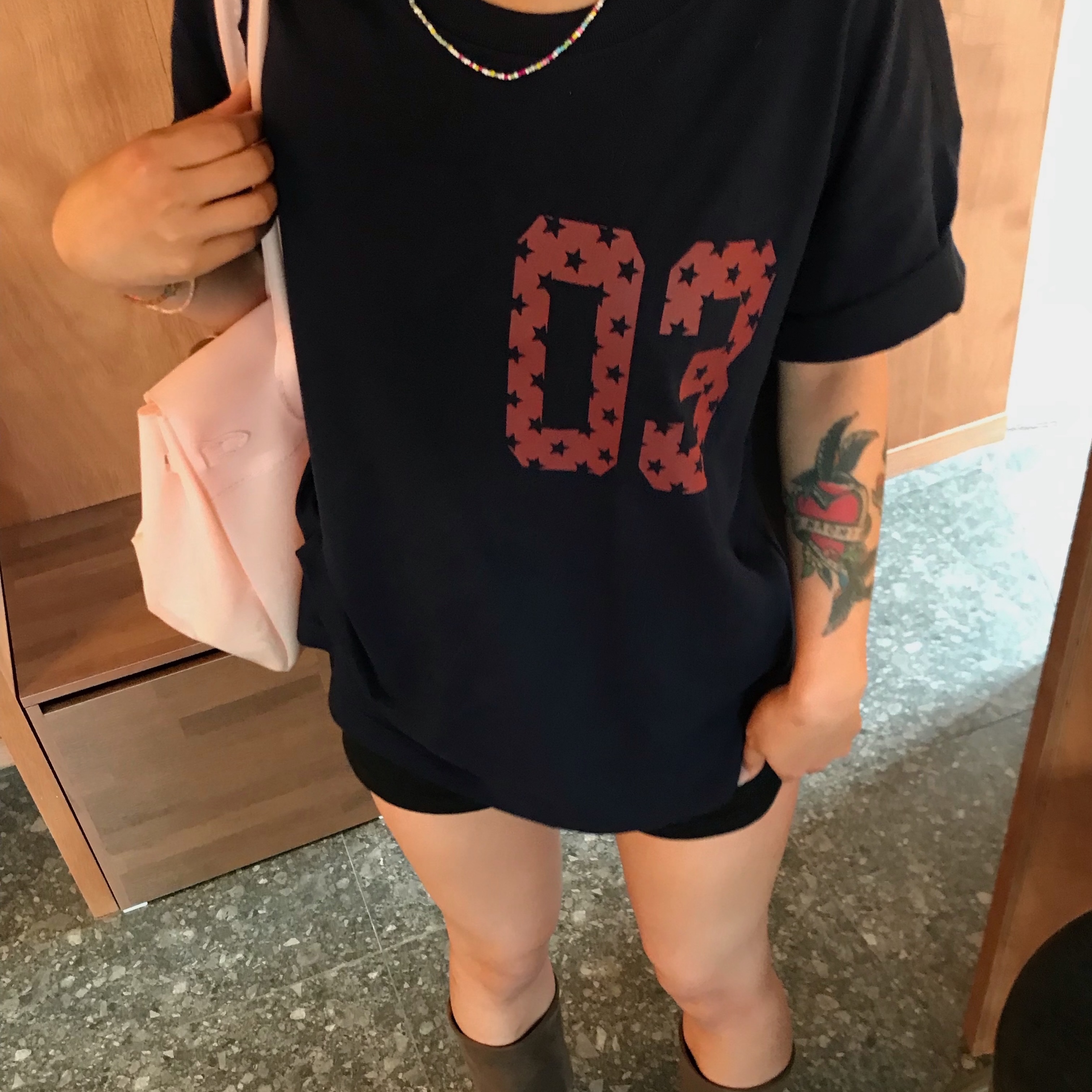 AMOU 03 Half T-Shirts Navy, AMOU 03 Half T-Shirts Black 착용 스타일 - 5
