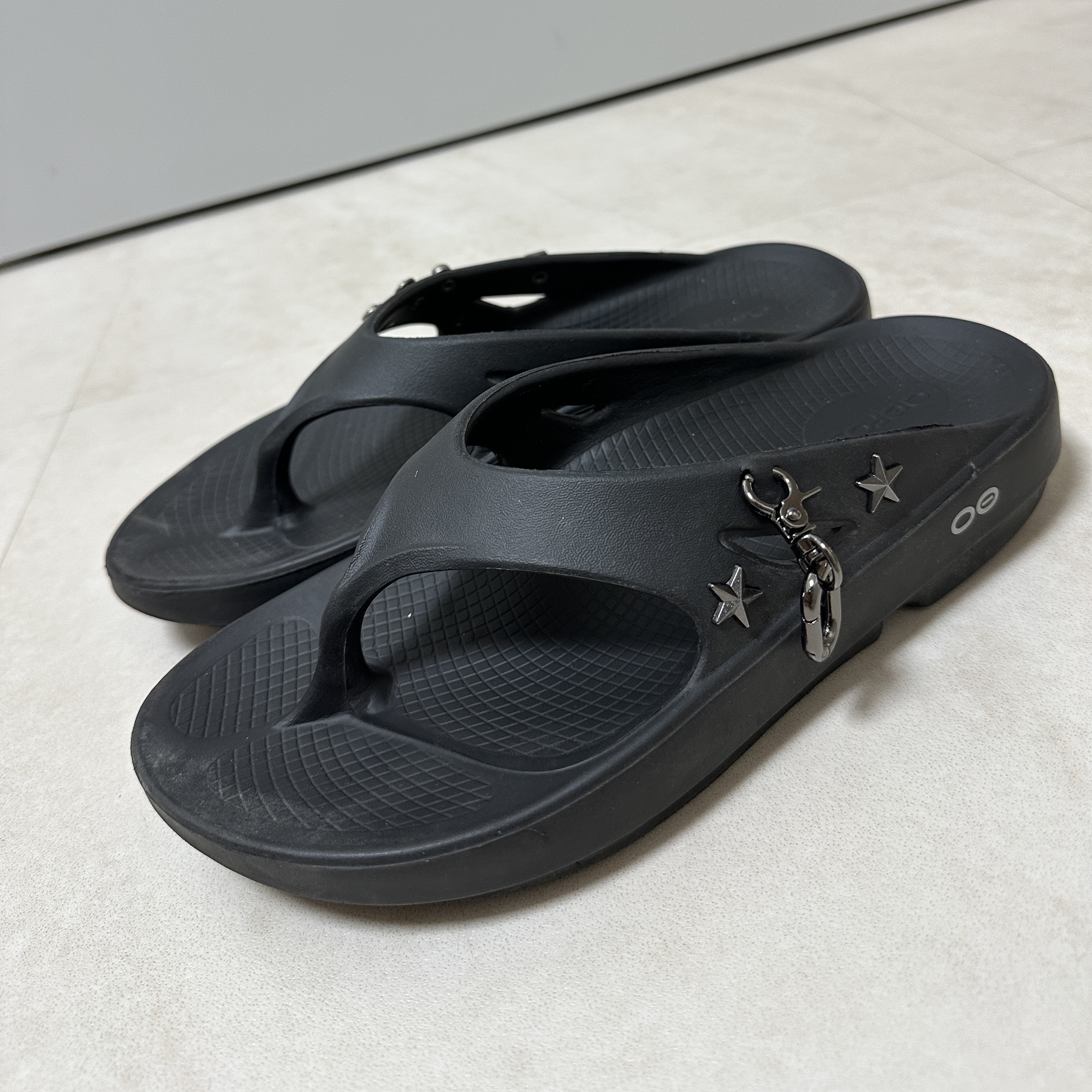 Oofos OOriginal Black 착용 스타일 - 2