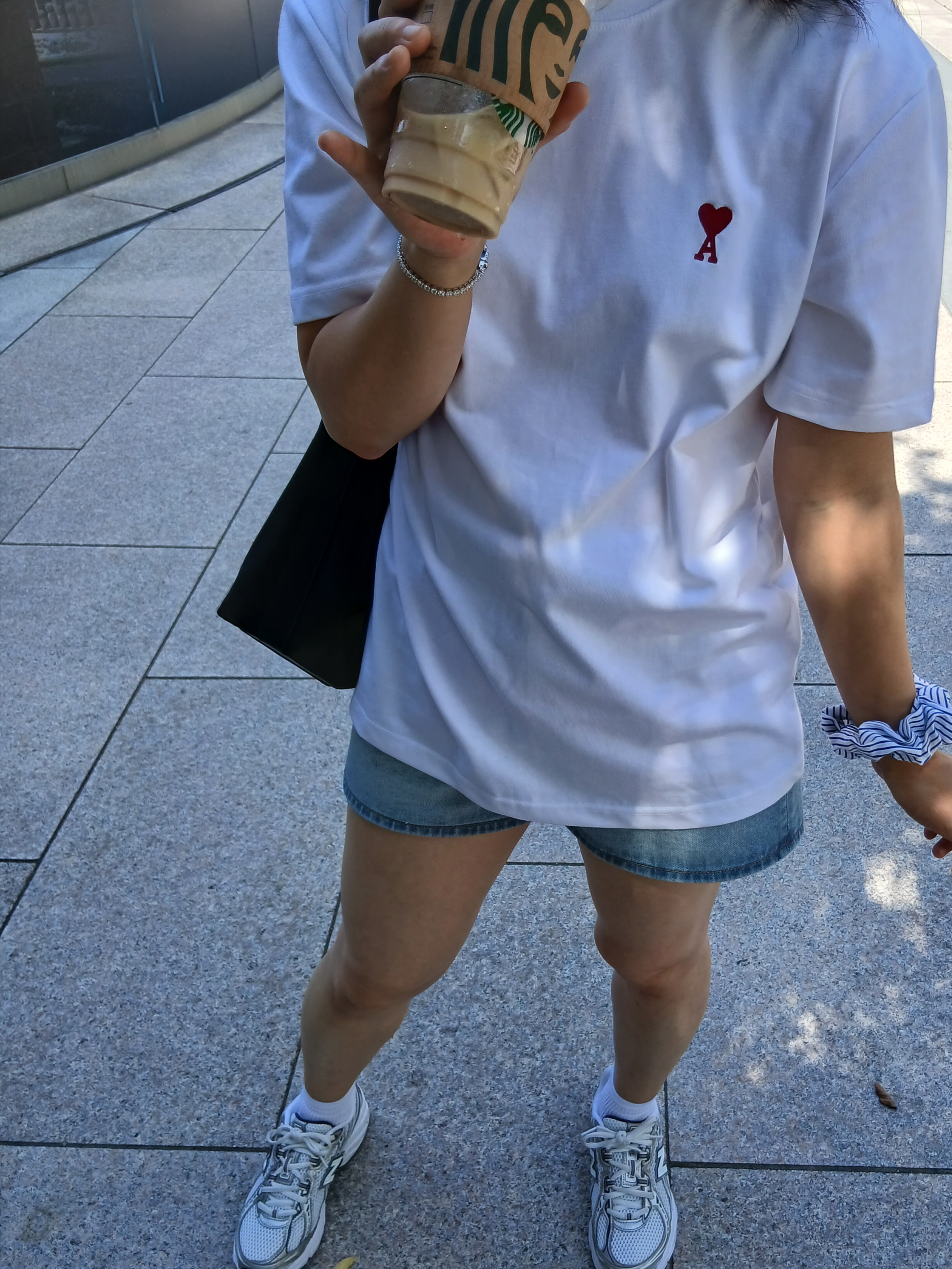 AMI de Coeur T-Shirt White, New Balance 740v2 Nb Navy White 착용 스타일 - 5