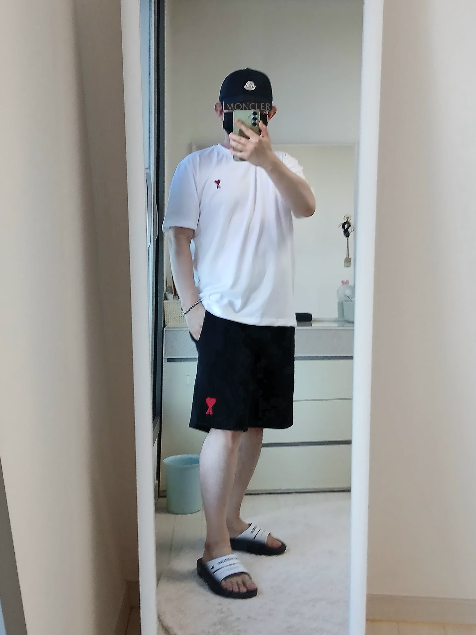 AMI de Coeur T-Shirt White, AMI de Coeur Shorts Black 착용 스타일 - 2