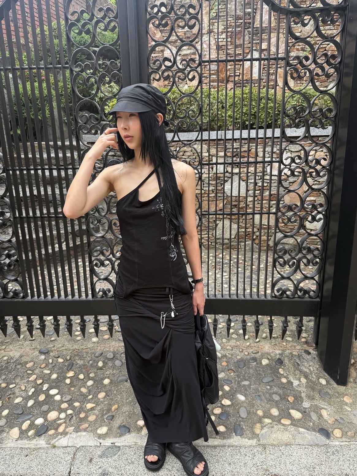 BLR Tattooed Graphic Layered Sleeveless Tank Top Black, BLR Asymmetric Layered Maxi Skirt Black 착용 스타일 - 4
