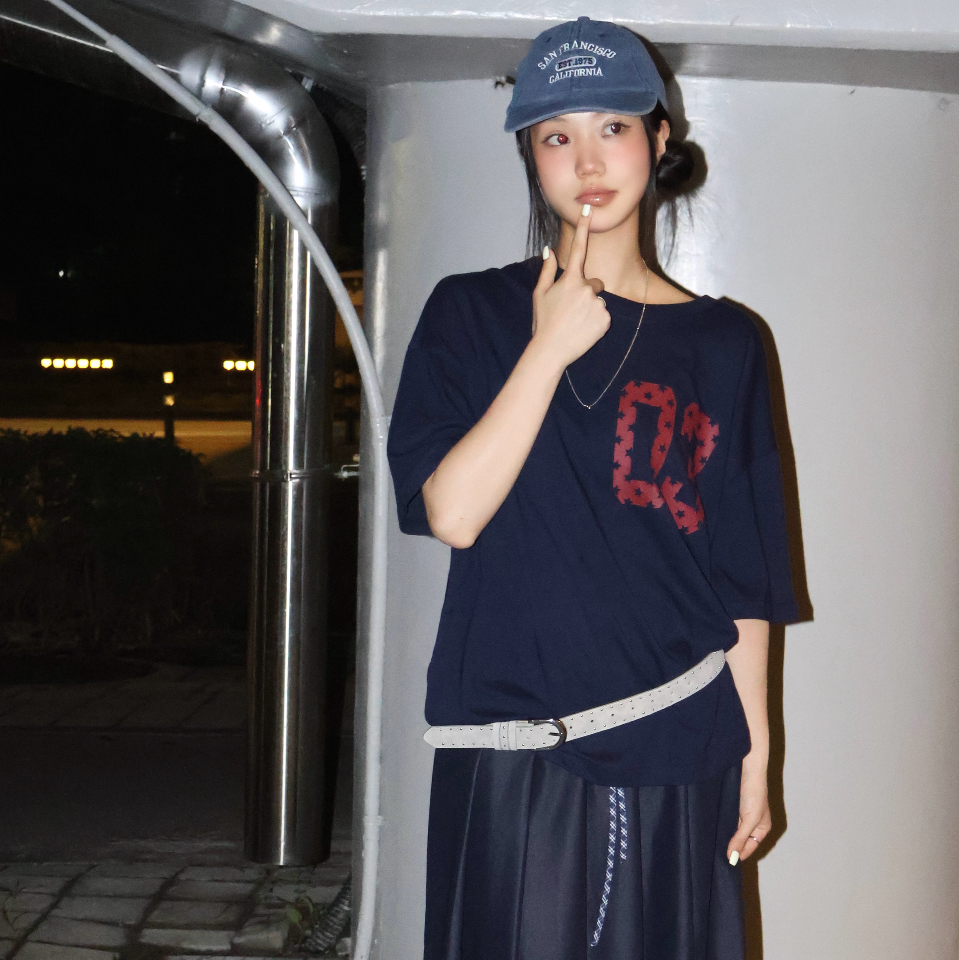 AMOU 03 Half T-Shirts Navy, AMOU 03 Half T-Shirts Black 착용 스타일 - 1