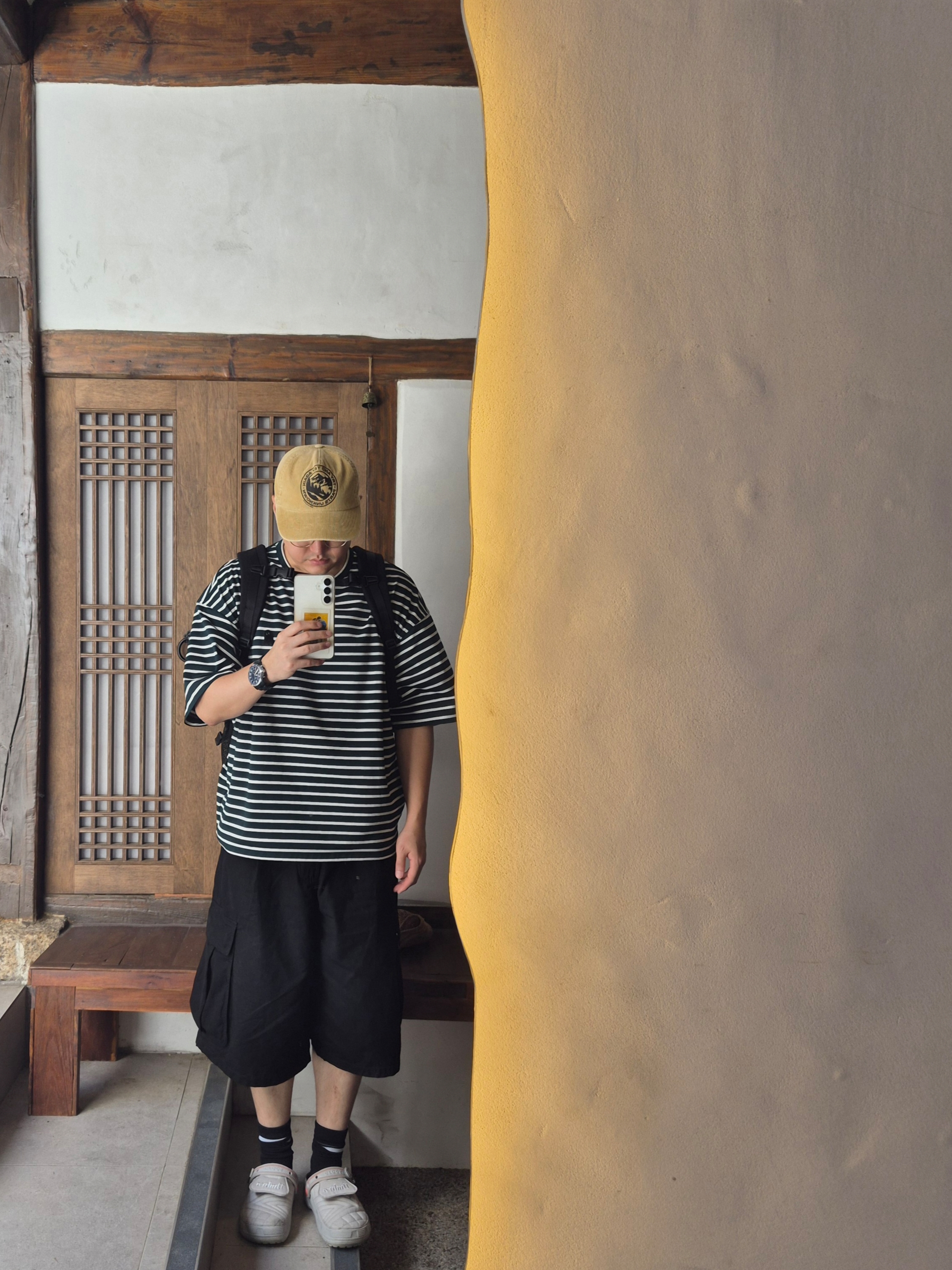 Crocs x Umbro Crafted Clog Atmosphere, Collect Pieces Tata Corduroy Cap Beige 착용 스타일 - 1
