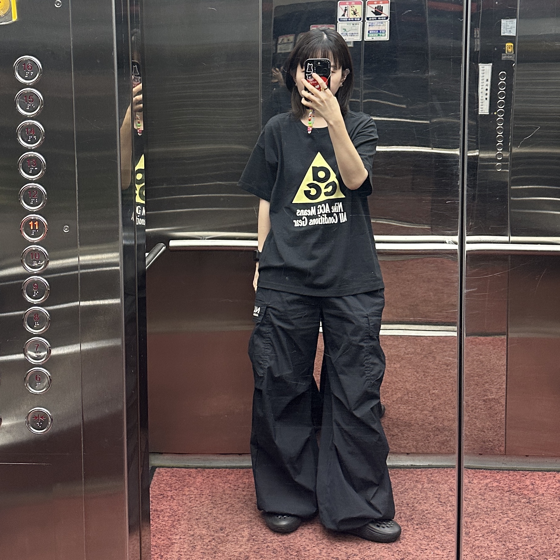 (W) Nike NSW High Waisted Woven Cargo Pants Black - Asia, (Kids) Nike ACG SS T-Shirt Black 착용 스타일