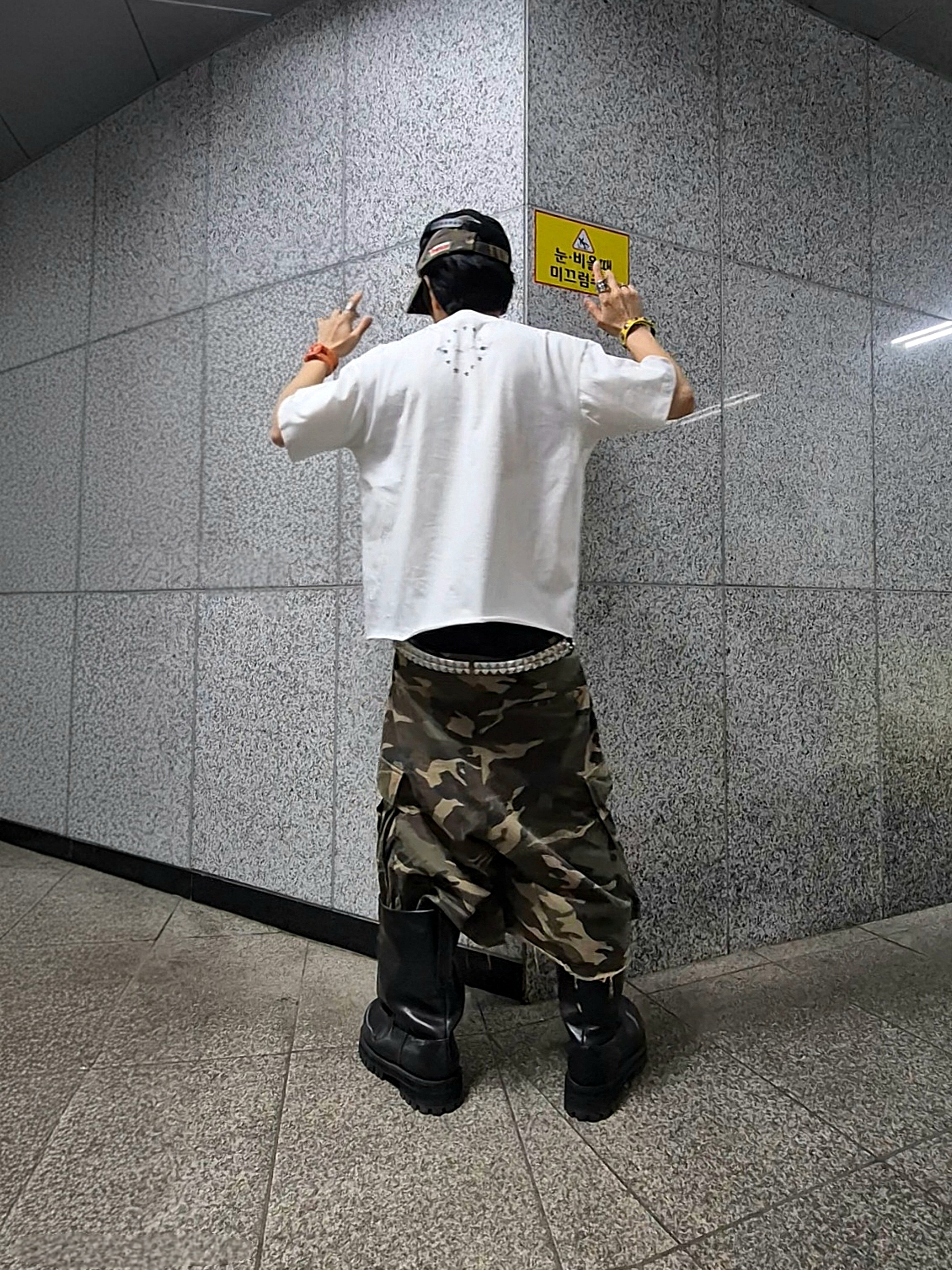 Undermycar Mu.47 Anti Fxxking Logo Play Big Cargo Camo Shorts Camo Mocha, Project G/R Wide Shaft Boots Black 착용 스타일 - 4