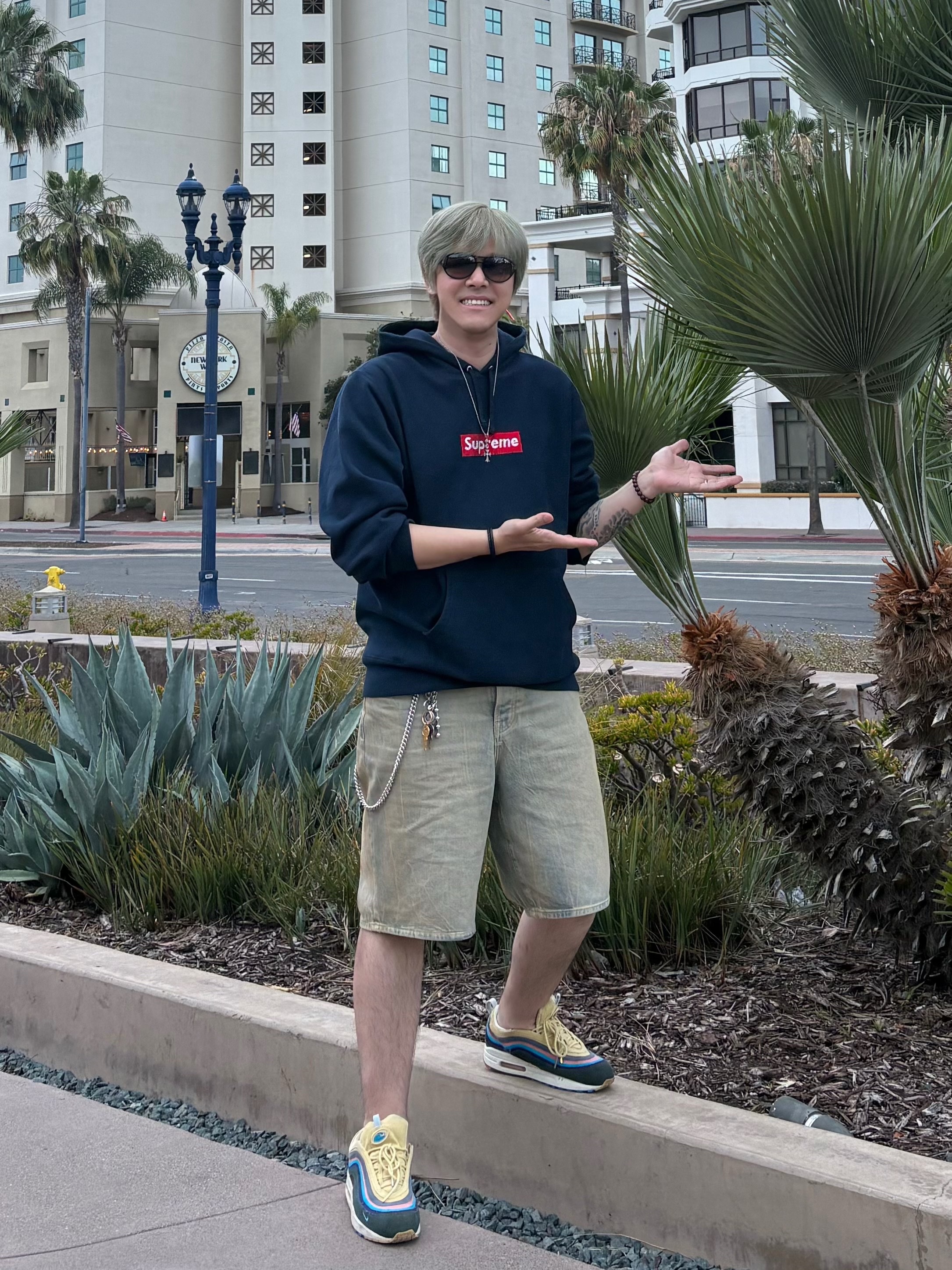Supreme Swarovski Box Logo Hooded Sweatshirt Navy - 19SS, Stussy Denim Big OL' Shorts Sandwash 착용 스타일 - 3