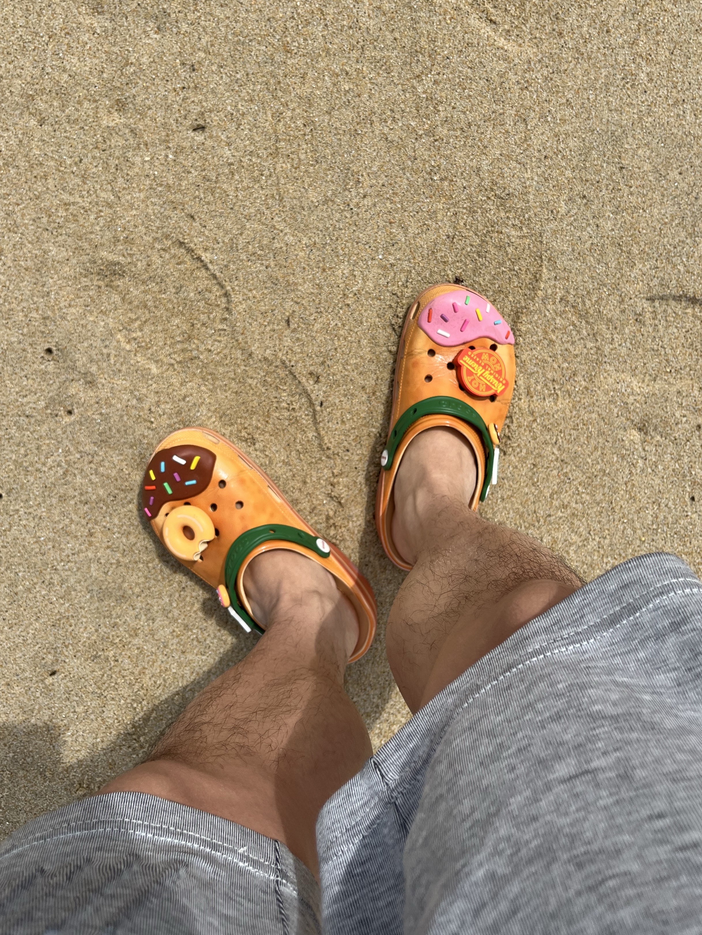 Crocs x Krispy Kreme Doughnuts Classic Clog Golden Hour 착용 스타일