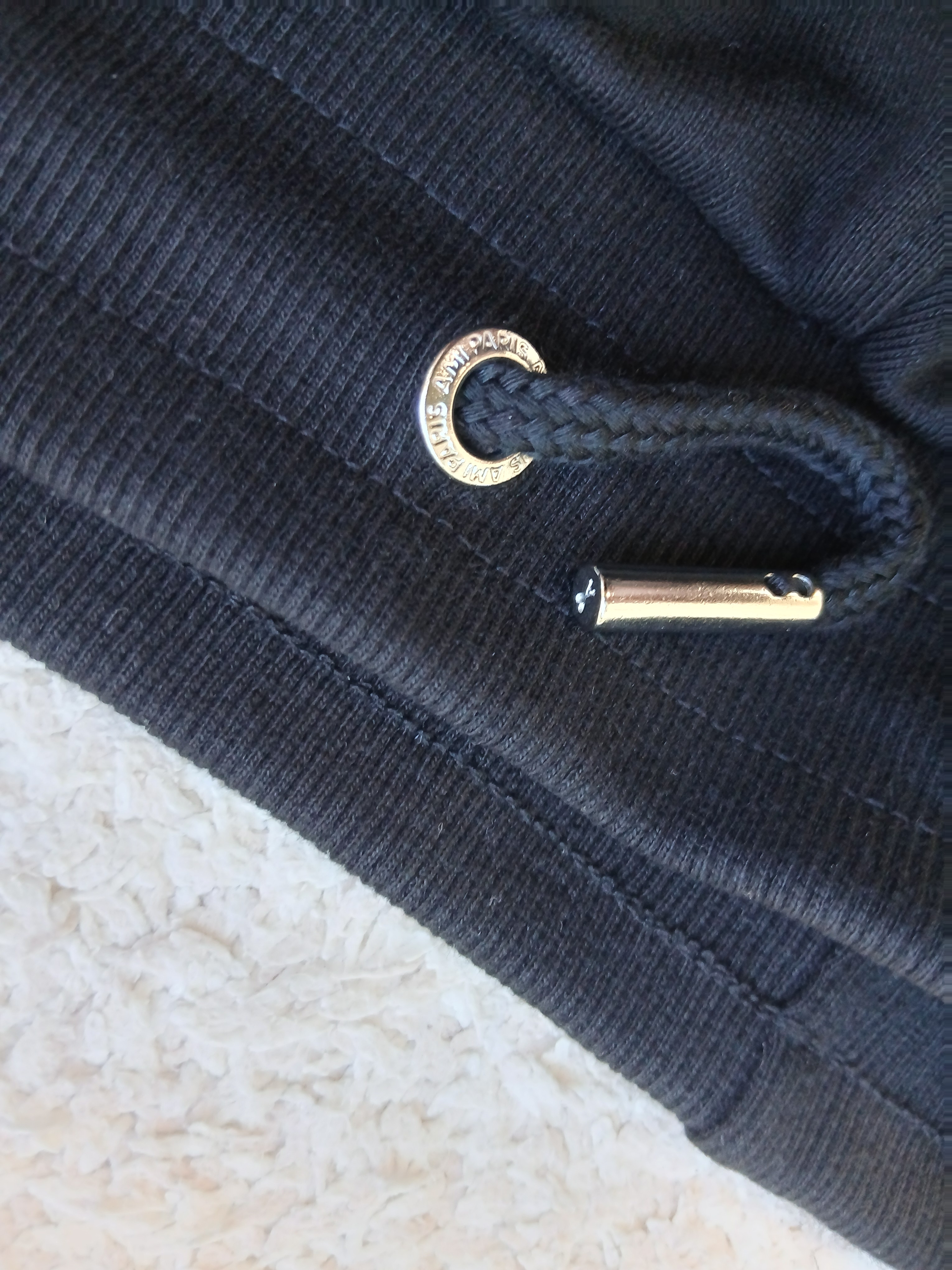 AMI de Coeur Shorts Black 착용 스타일 - 2