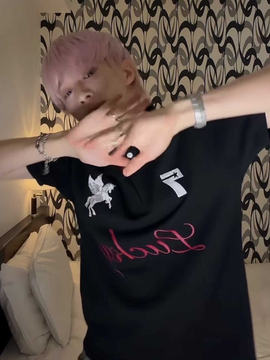I FEEL LUCKY Lucky Koin Polo Shirt Black 착용 스타일 - 1