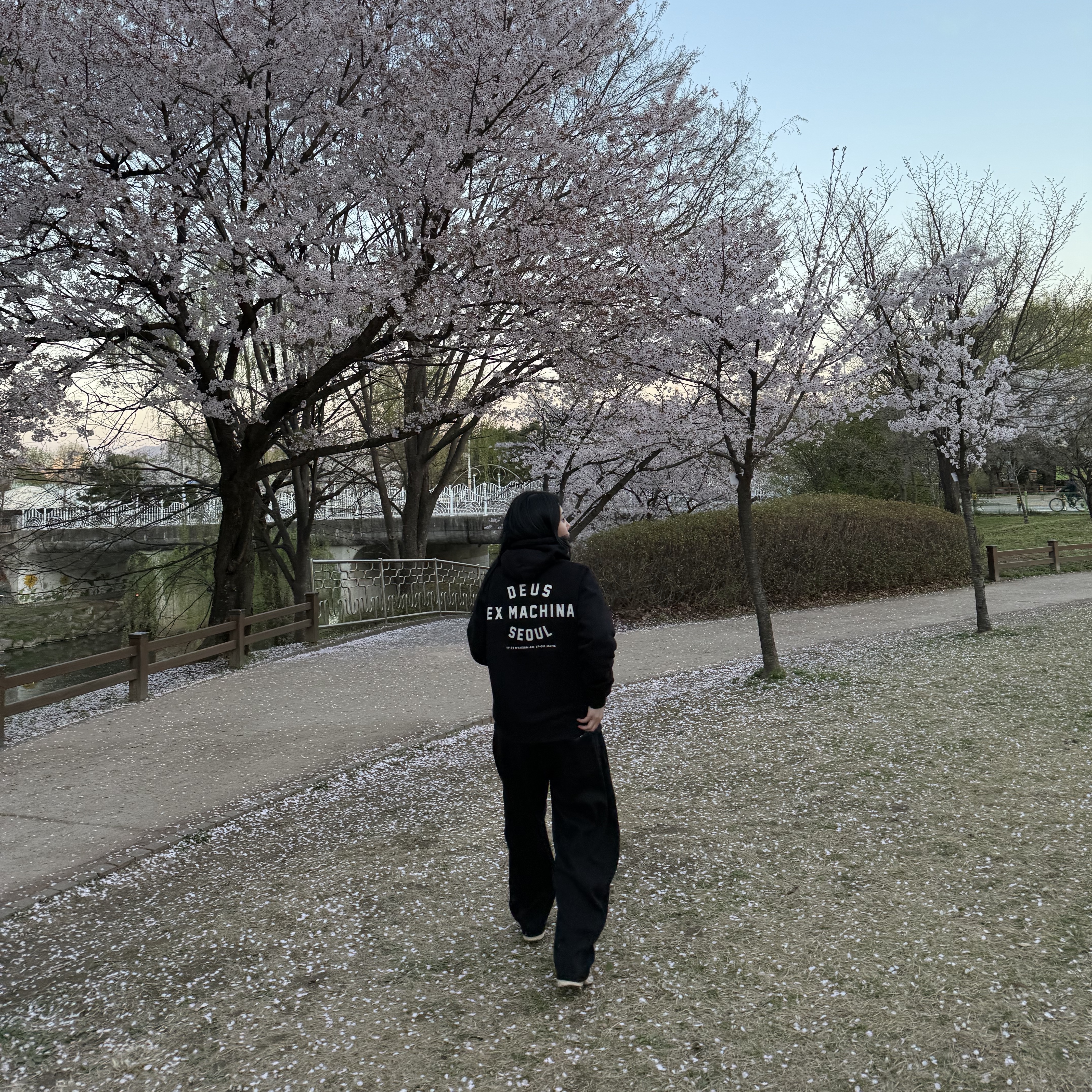 Deus Ex Machina Seoul Address Hoodie Black 착용 스타일 - 3