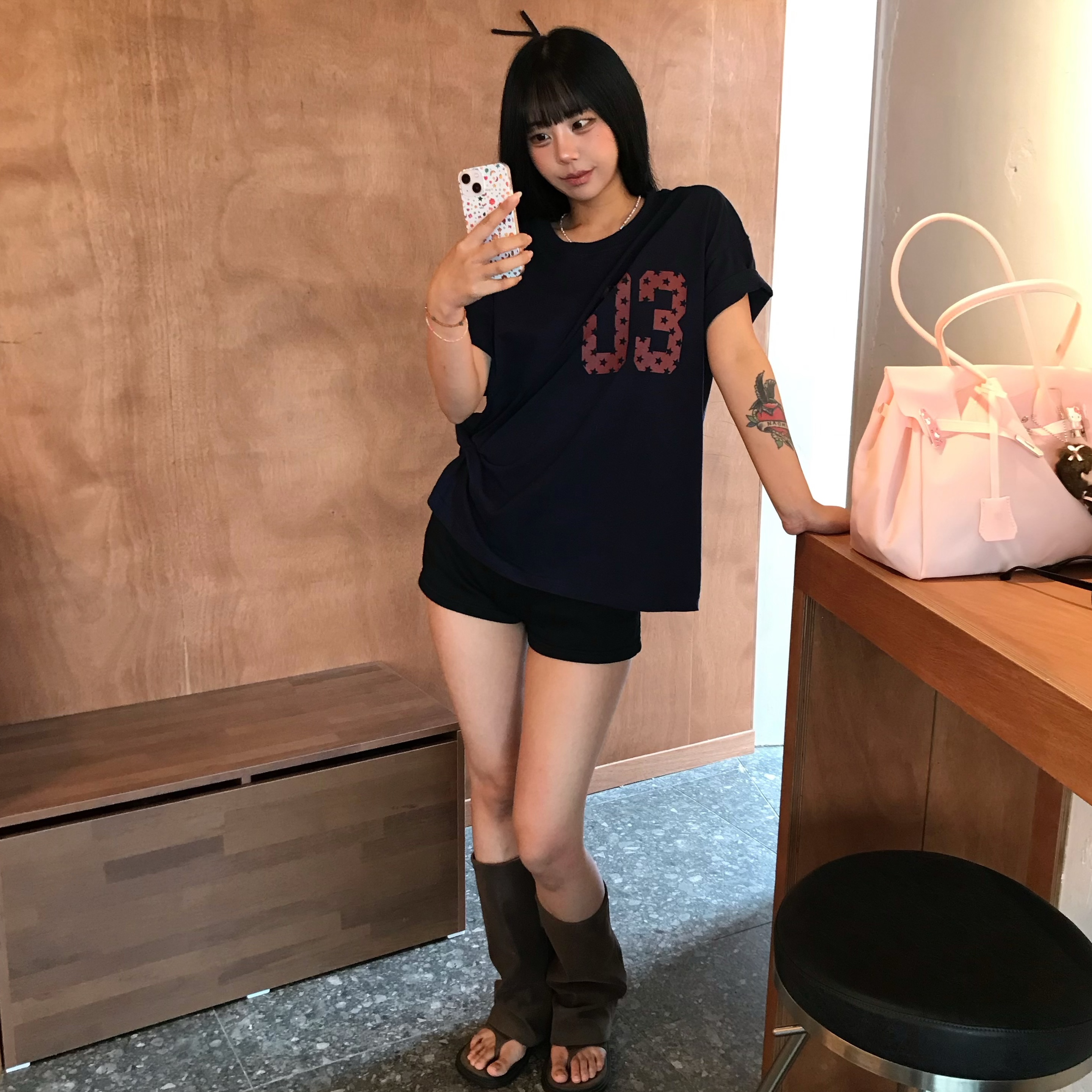 AMOU 03 Half T-Shirts Navy, AMOU 03 Half T-Shirts Black 착용 스타일 - 1
