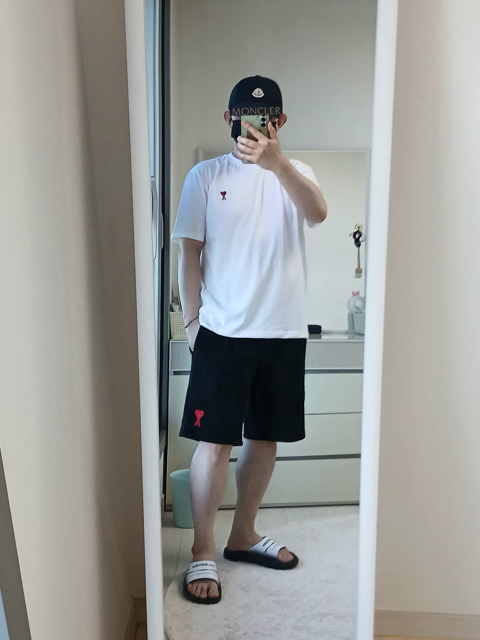 AMI de Coeur T-Shirt White, AMI de Coeur Shorts Black 착용 스타일 - 1