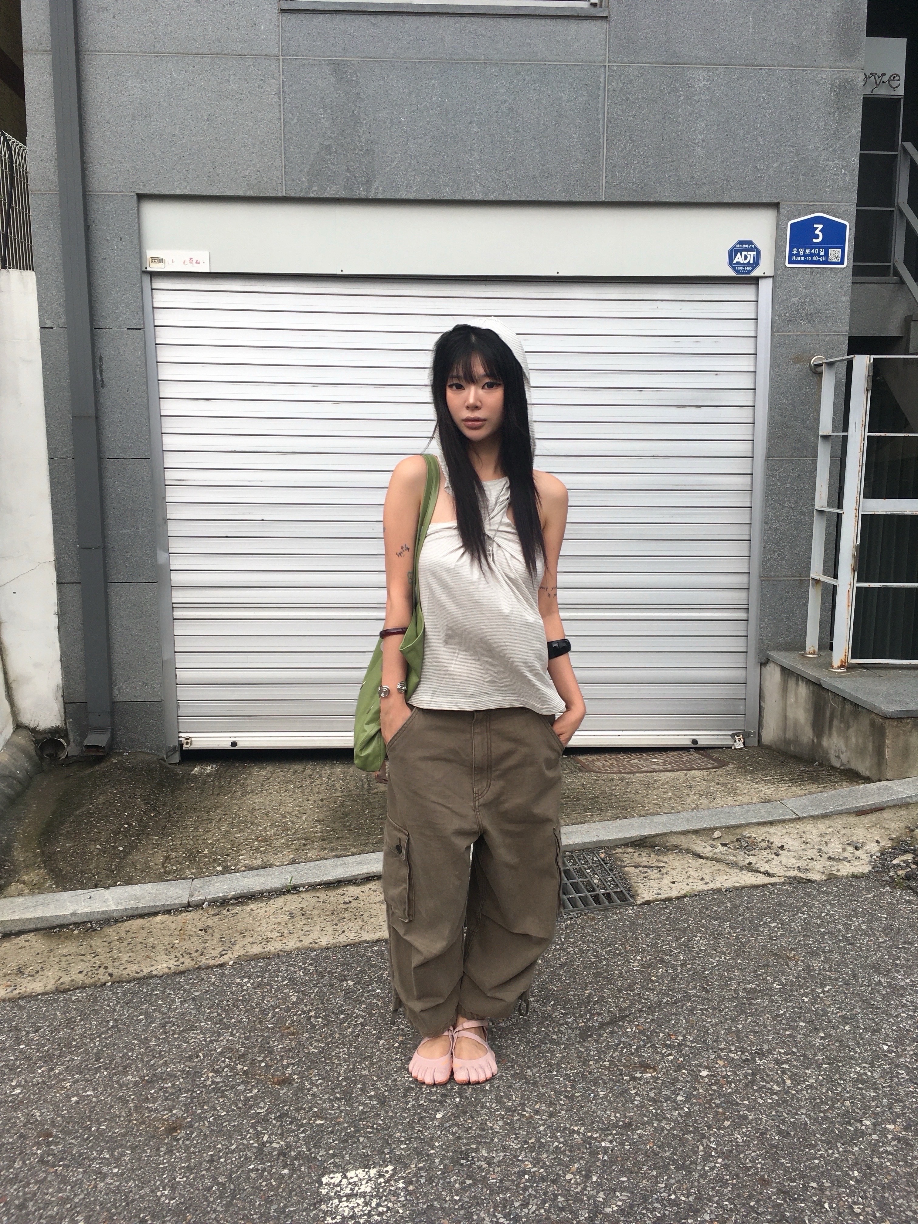 CHOWOO Vintage Military Capri Cargo Pants Washed Khaki, CHOWOO Vintage Military Capri Cargo Pants Washed Beige 착용 스타일 - 1