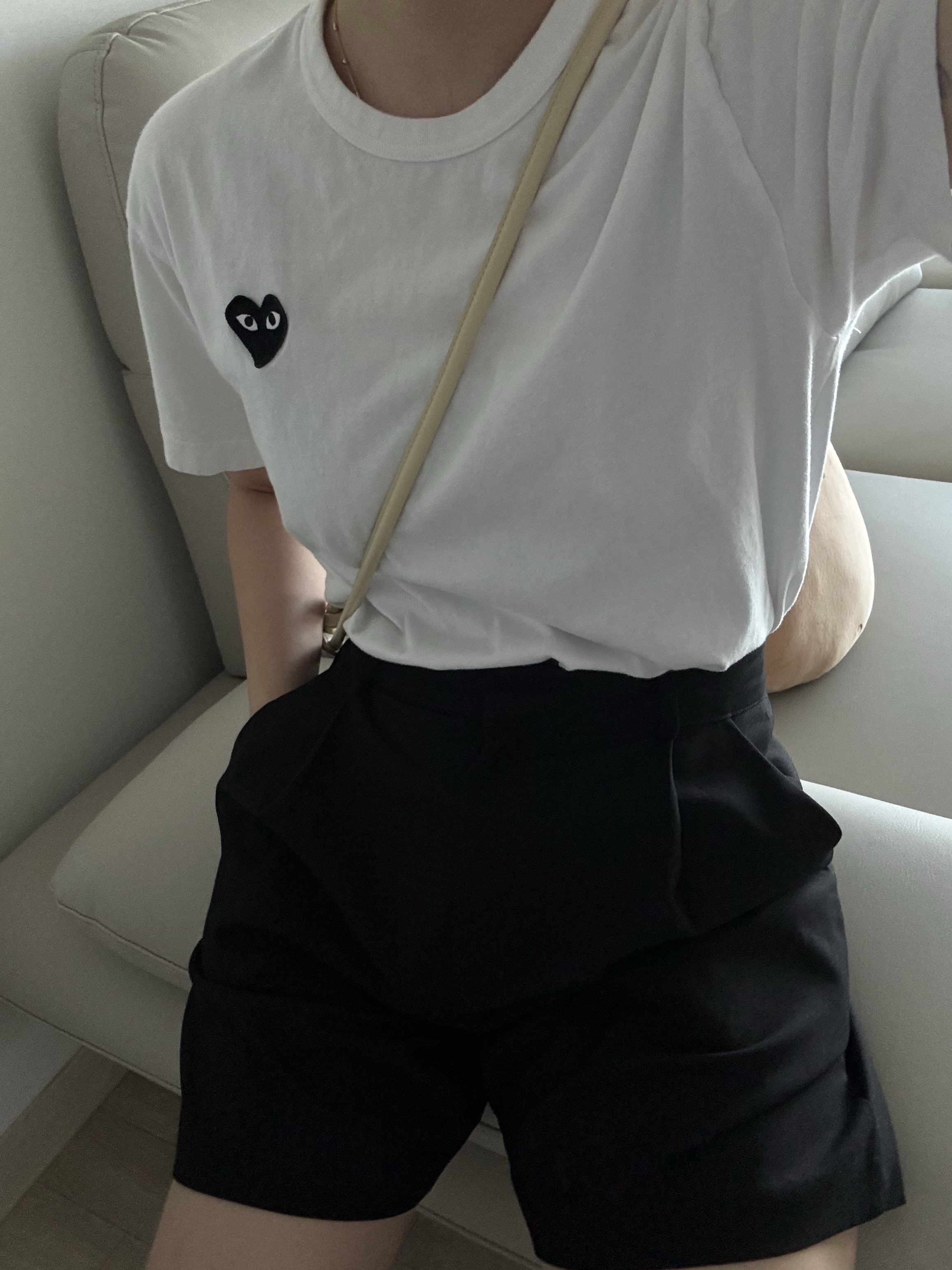 Play Comme des Garcons Black Heart T-Shirt White, Crocs Classic Crocs Sandal Black 착용 스타일 - 2