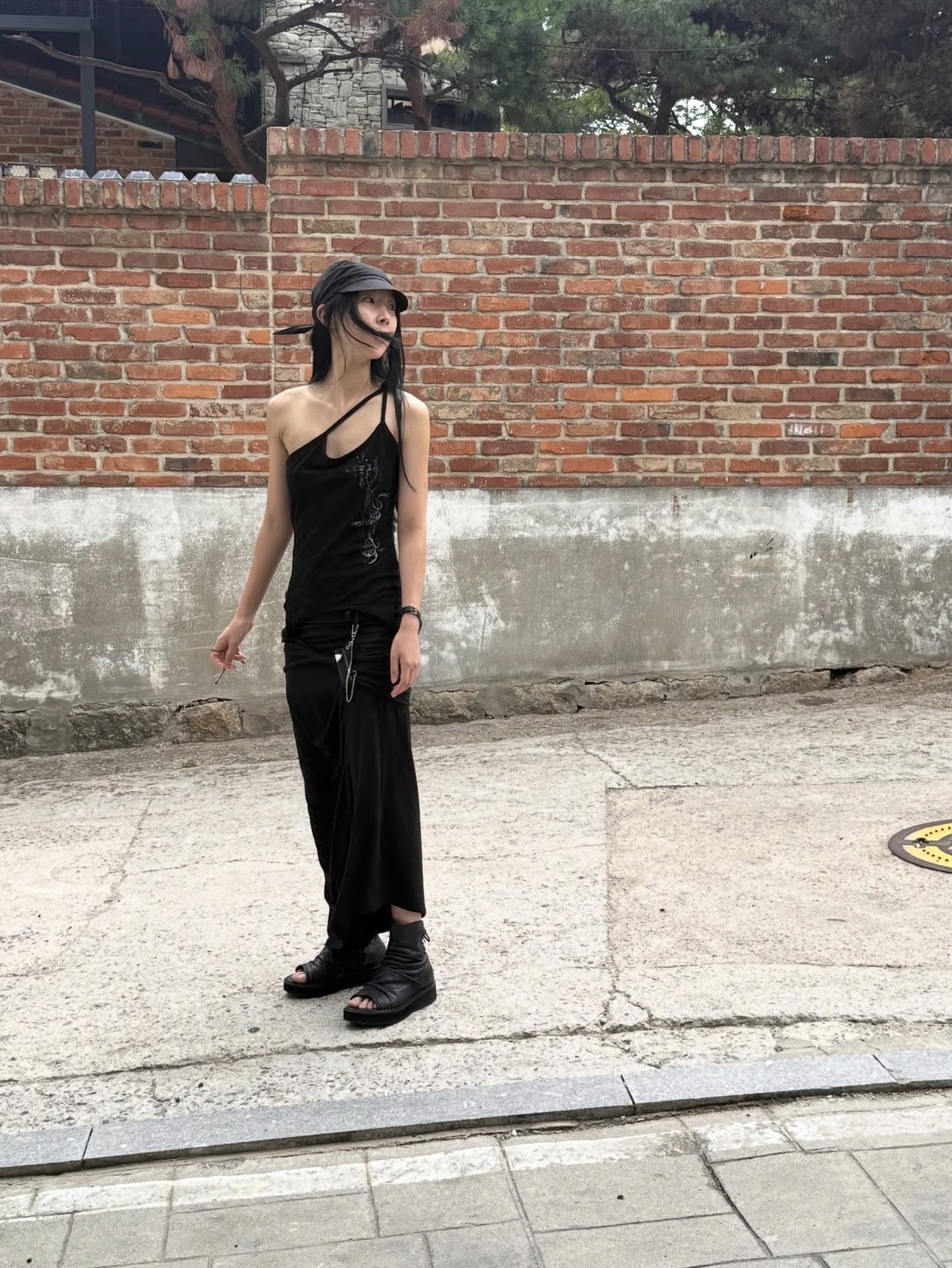 BLR Tattooed Graphic Layered Sleeveless Tank Top Black, BLR Asymmetric Layered Maxi Skirt Black 착용 스타일 - 6
