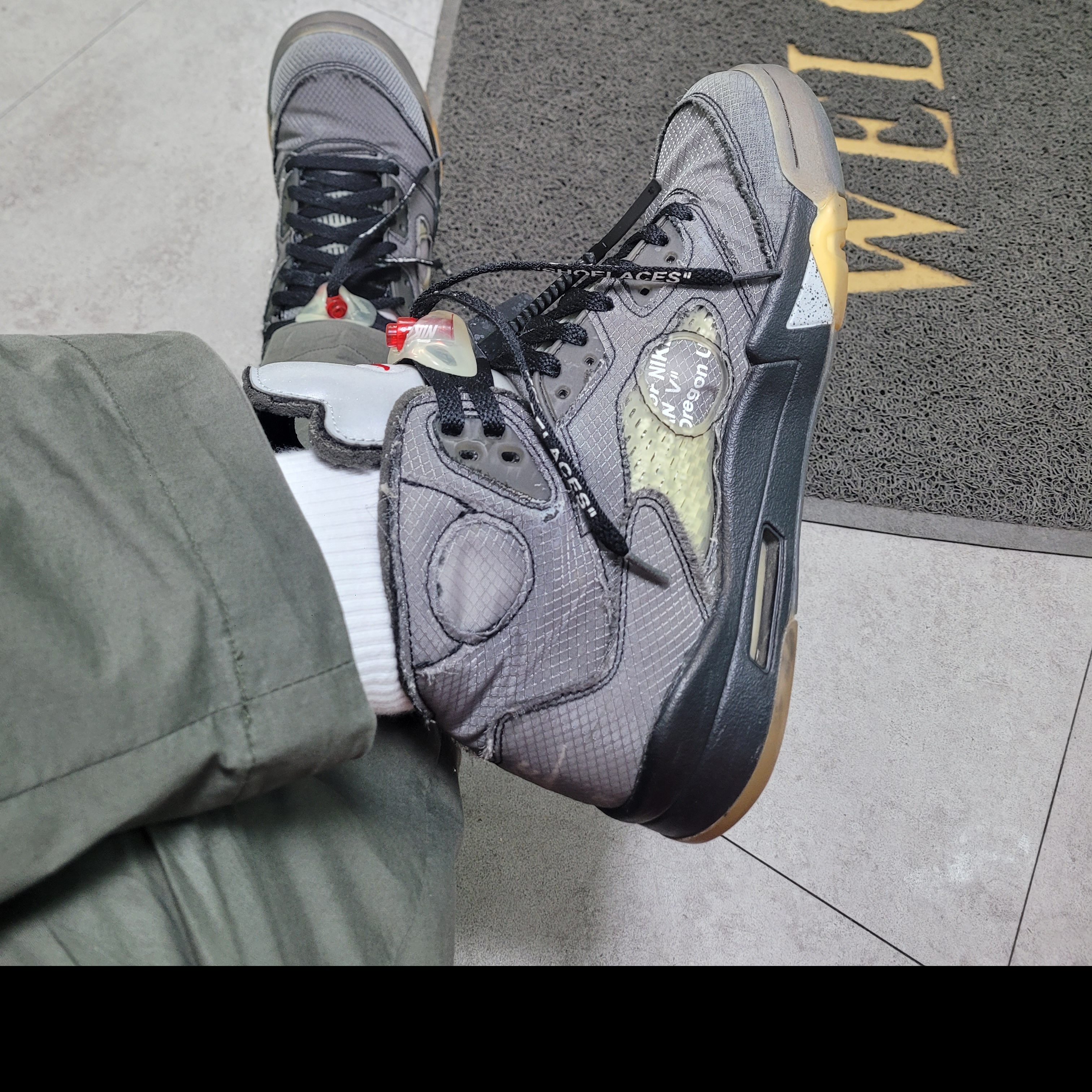 Jordan 5 x Off-White Retro SP Black Muslin 착용 스타일