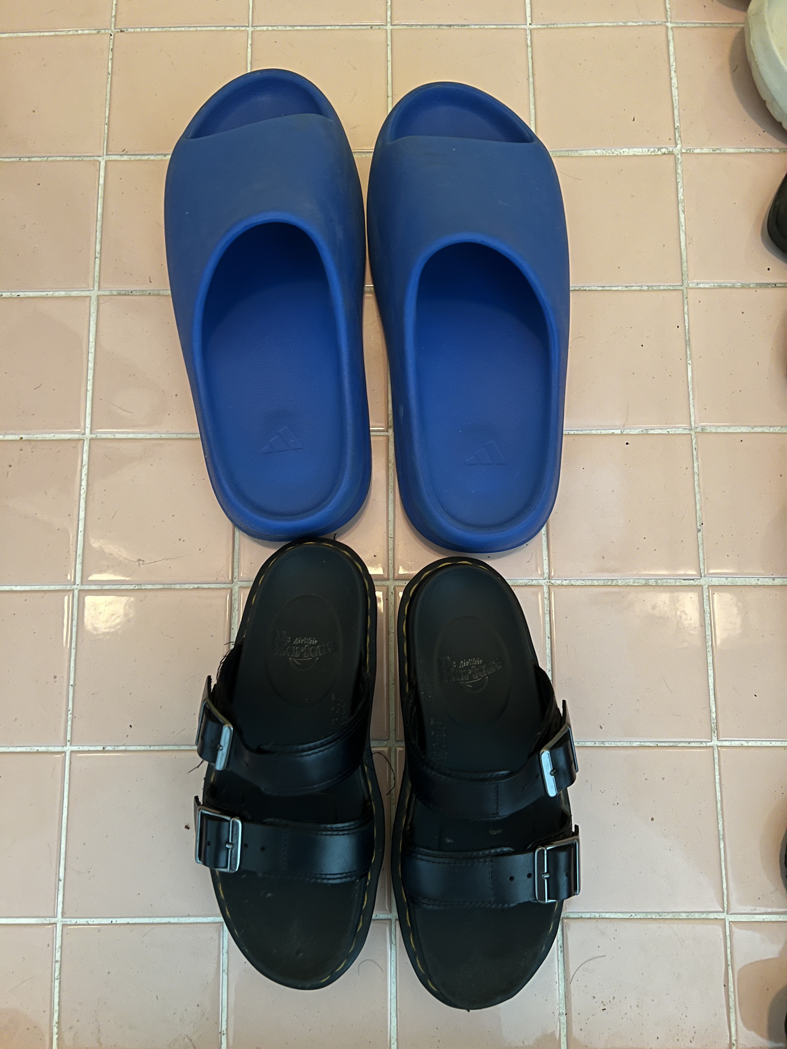 Adidas Yeezy Slide Azure, Dr. Martens Myles Sandal Black 착용 스타일 - 3