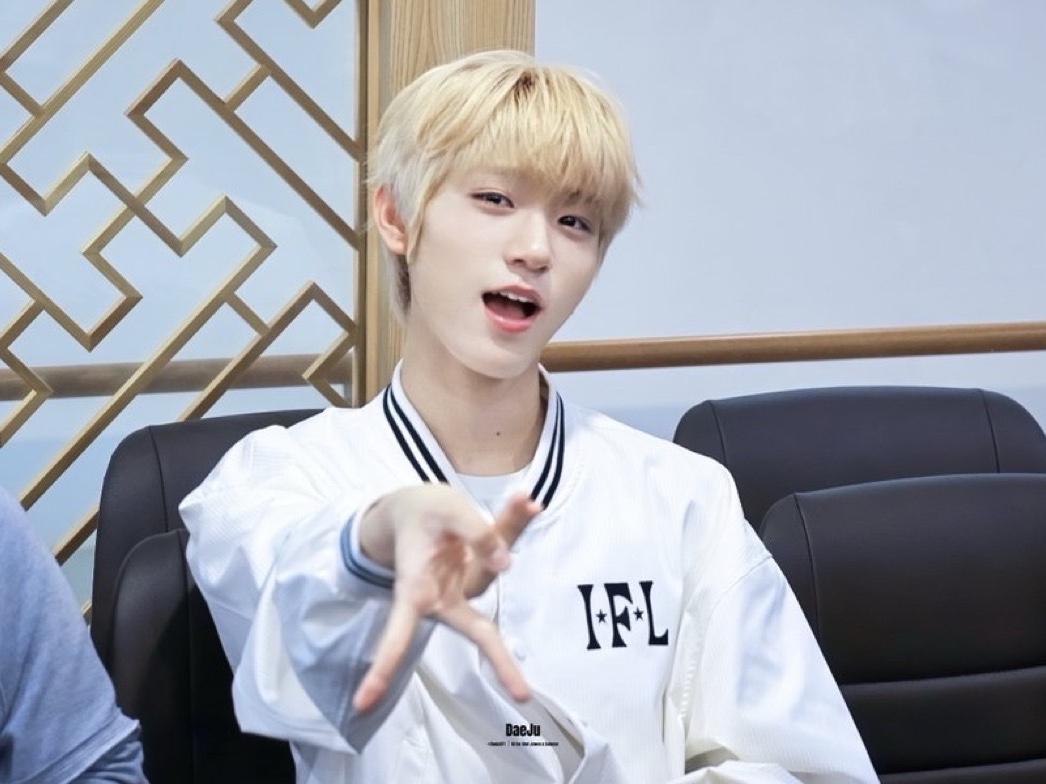 I FEEL LUCKY IFL Unicorn Stadium Jacket Cream 착용 스타일 - 2