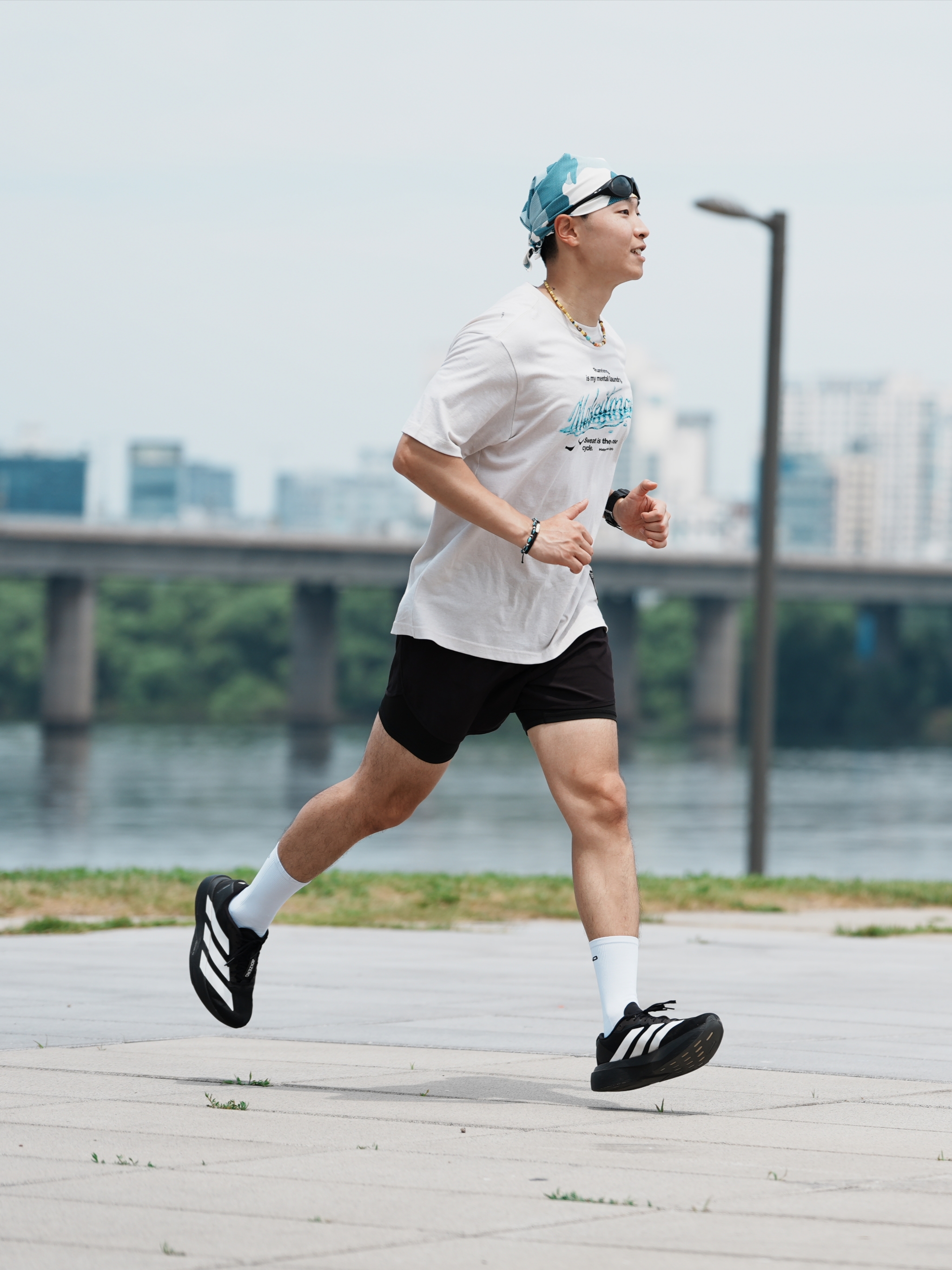 MIM Sweat Pooling T-shirts Cream, Adidas Adizero EVO SL Core Black Cloud White 착용 스타일 - 3