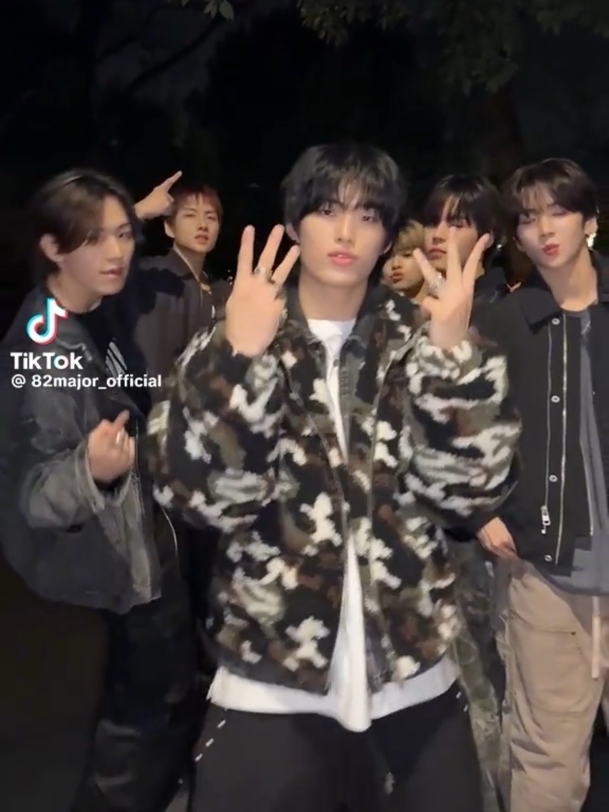 I FEEL LUCKY Fleece Bomber Jacket Camo 착용 스타일 - 1